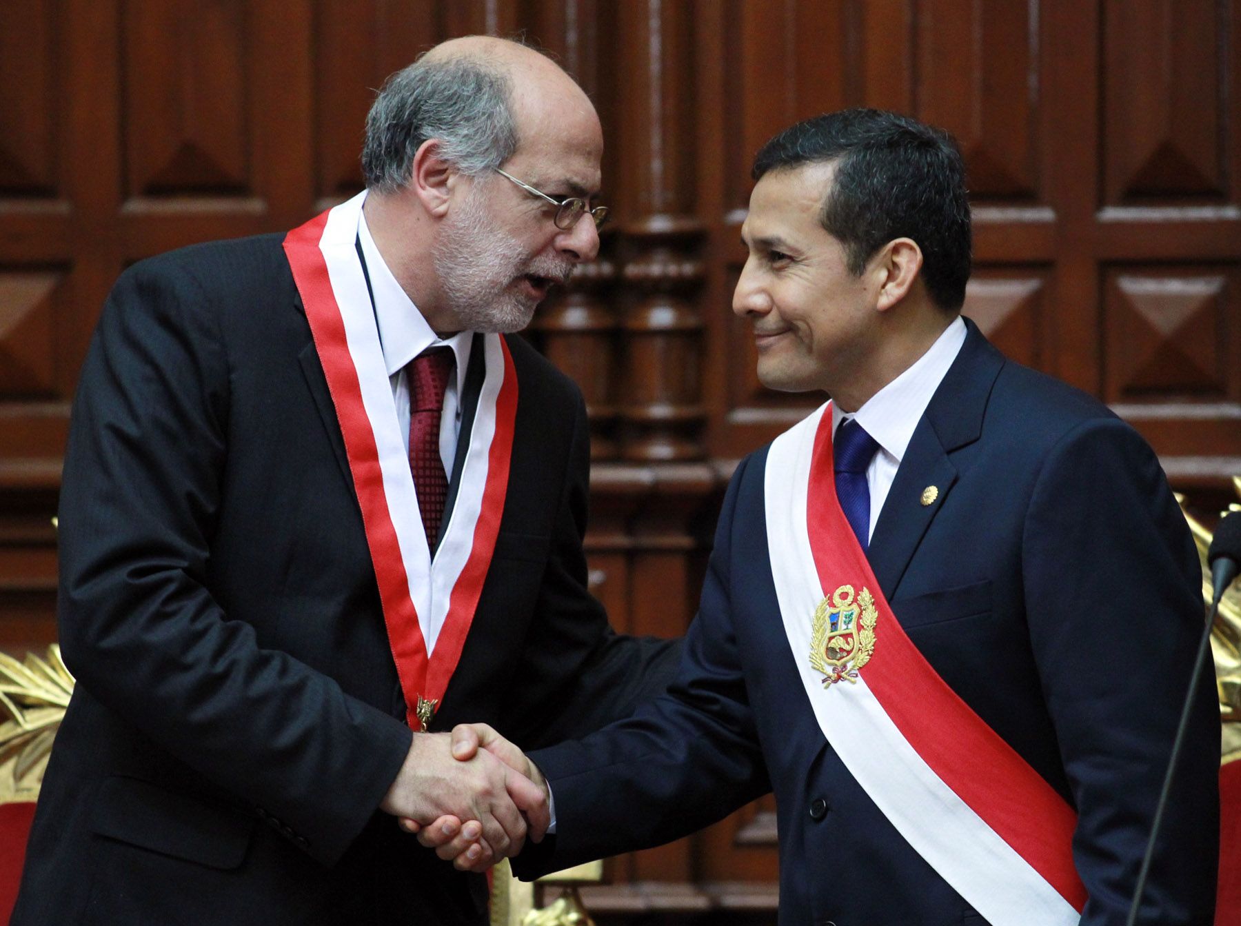 El Jefe del Estado Ollanta Humala Tasso saluda al Presidente del Congreso Daniel Abugatás, tras jurar al cargo en sesión solemne del Parlamento. Foto: ANDINA/Carlos Lezama