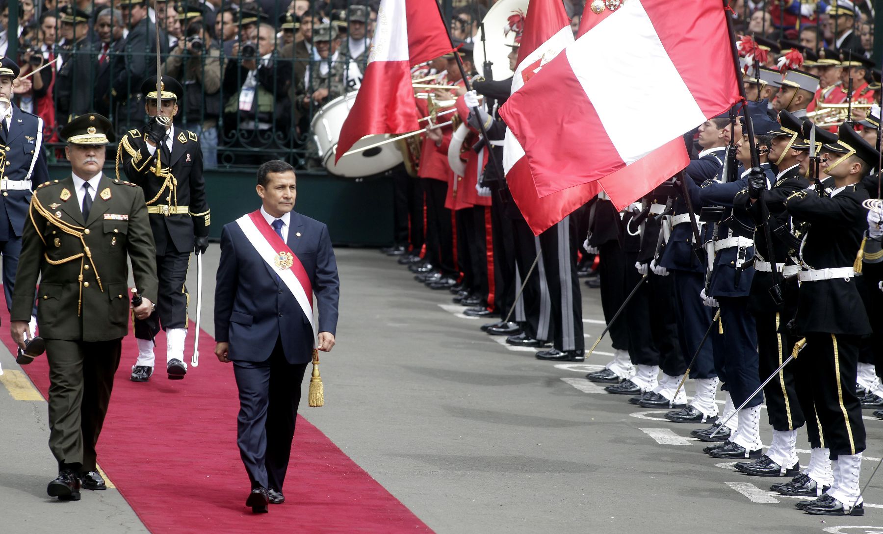 El Presidente de la República, Ollanta Humala recibe los honores a su salida del Congreso de la República. Foto: ANDINA/Alberto Orbegoso