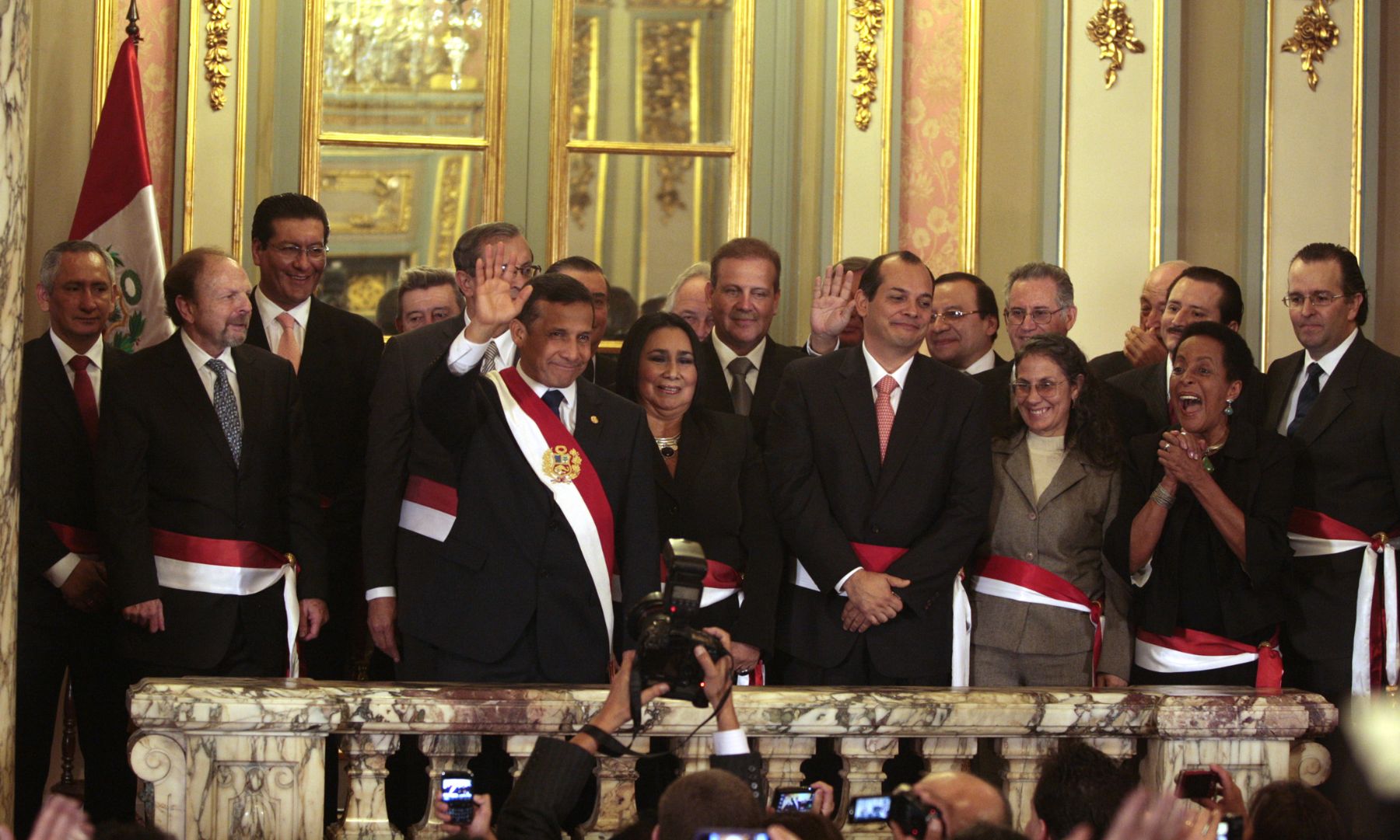 El presidente de la República, Ollanta Humala, tomó juramento a los 18 integrantes de su primer gabinete ministerial, que encabeza el empresario Salomón Lerner Ghitis, en una ceremonia que se realizó en Palacio de Gobierno.
Foto: ANDINA/Jack Ramón