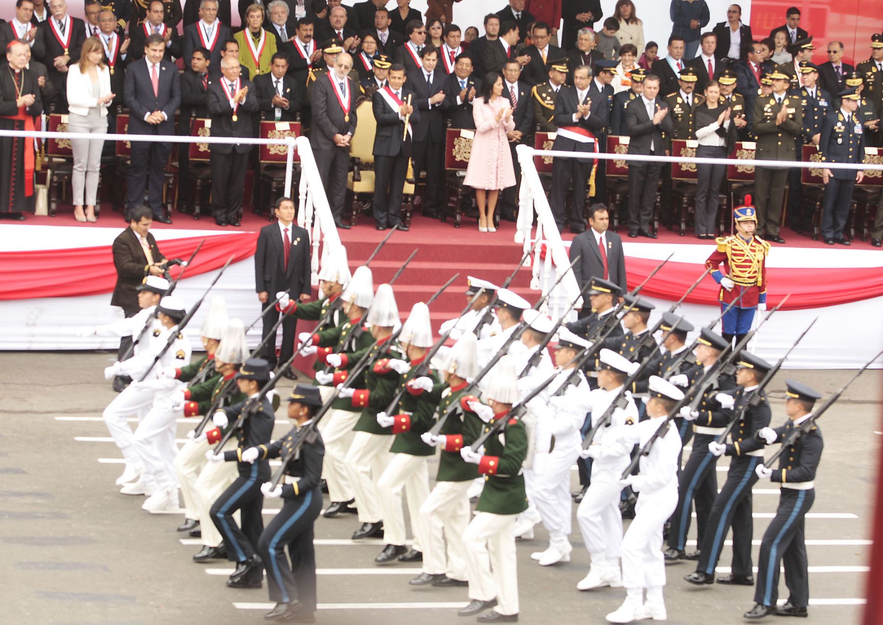 Presidente de la República, Ollanta Humala, observa desde el estrado oficial los destacamentos históricos de países vecinos que desfilan en la Gran Parada Cívico Militar, por el 190 aniversario patrio. 
Foto: ANDINA/ Jack Ramón