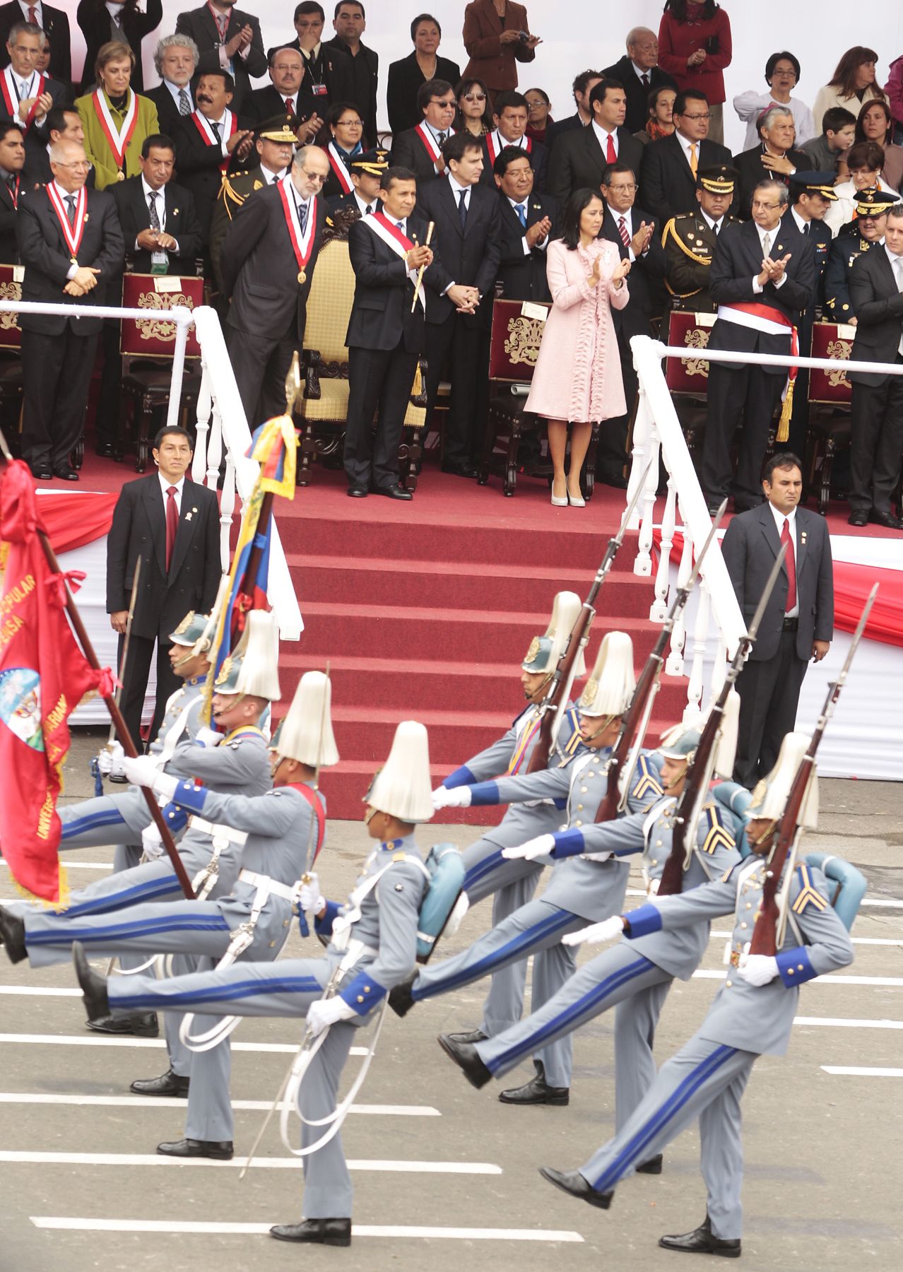 Presidente de la República, Ollanta Humala, observa desde el estrado oficial los destacamentos históricos de países vecinos que desfilan en la Gran Parada Cívico Militar, por el 190 aniversario de la proclamación de la Independencia Nacional.
Foto: ANDINA/ Jack Ramón
