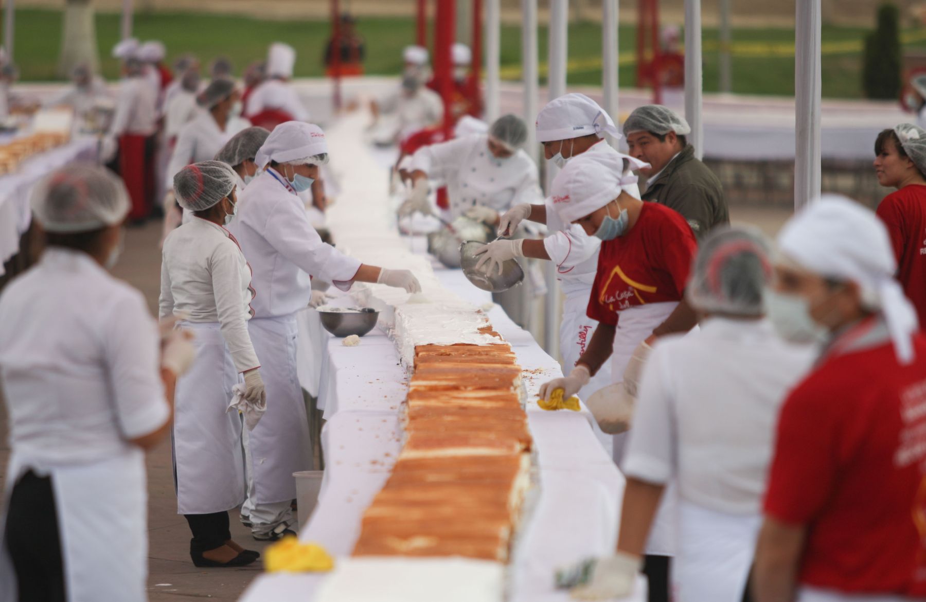 Cien cocineros y estudiantes de repostería participan en la elaboración de la torta más grande del mundo en el Centro Cívico del distrito de Comas. Foto: ANDINA/ Héctor Vinces
