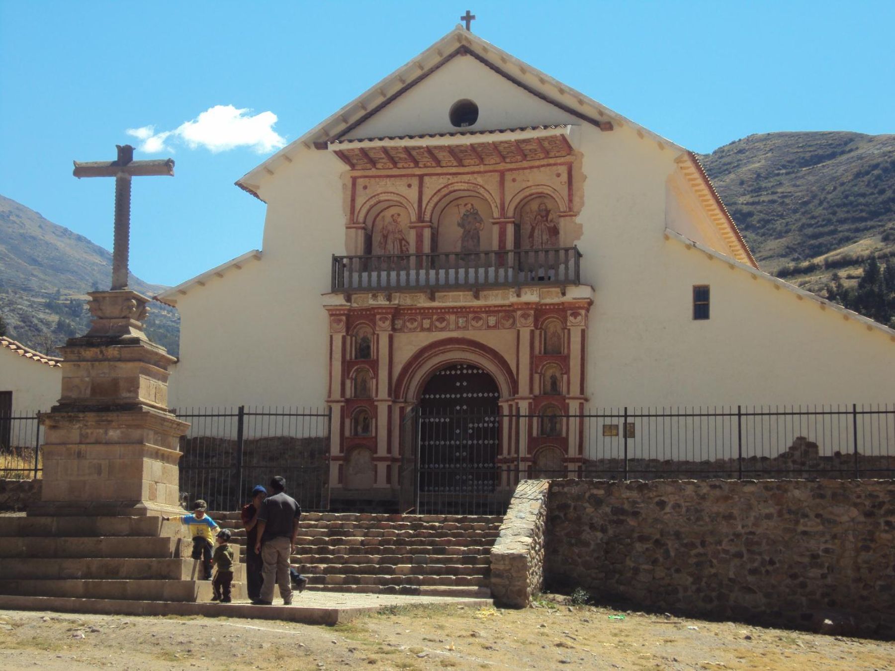 Templo colonial San Francisco de Asís de la comunidad campesina de Huasac, en la provincia de Paucartambo, en Cusco.