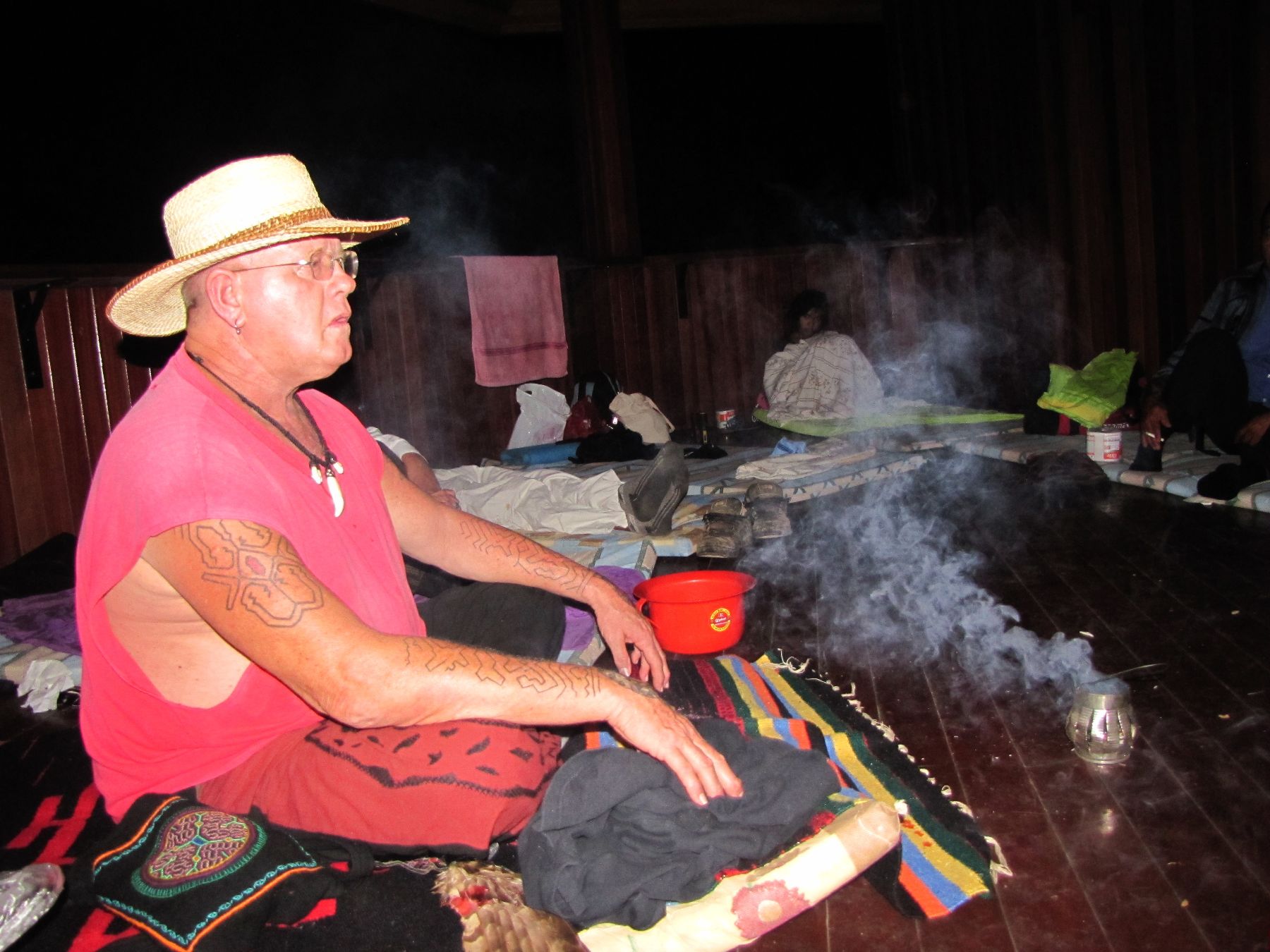 Turista durante ritual de la ayahuasca, que es conducido por un chamán o curandero ANDINA/Difusión.