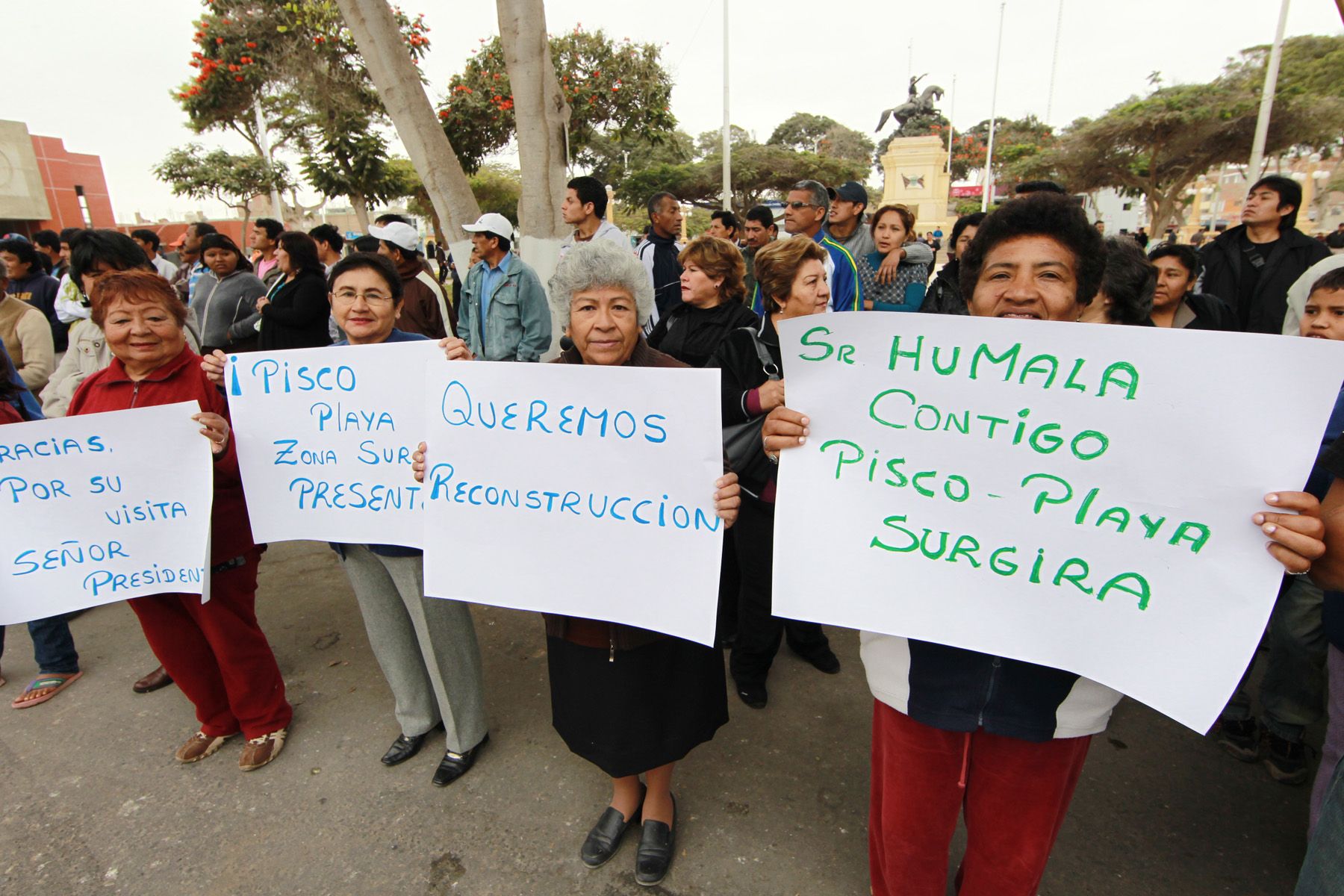 Pobladores de la ciudad de Pisco esperan la llegada del presidente de la República Ollanta Humala.
Foto: ANDINA/Carlos Lezama