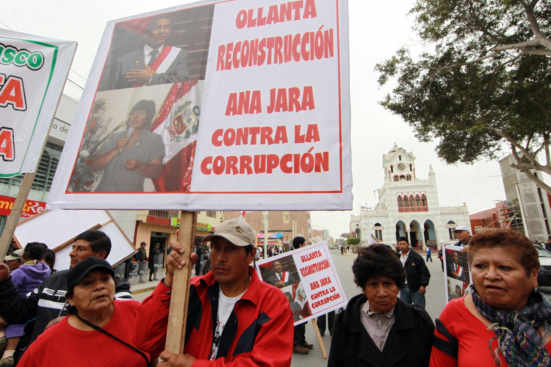 Pobladores de la ciudad de Pisco esperan la llegada del presidente de la República Ollanta Humala. Foto: ANDINA/Carlos Lezama