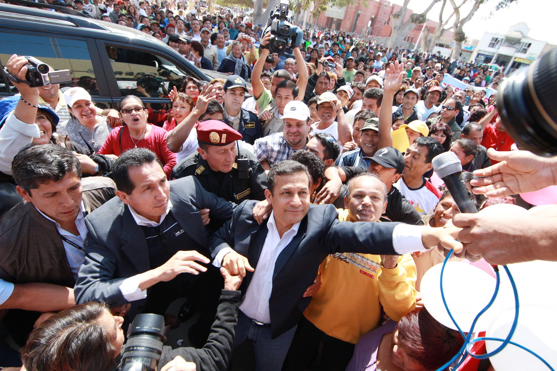 Presidente de la República, Ollanta Humala Tasso, llegó esta mañana a la ciudad de Pisco para dirigir el proceso de reconstrucción. Foto: ANDINA/Carlos Lezama