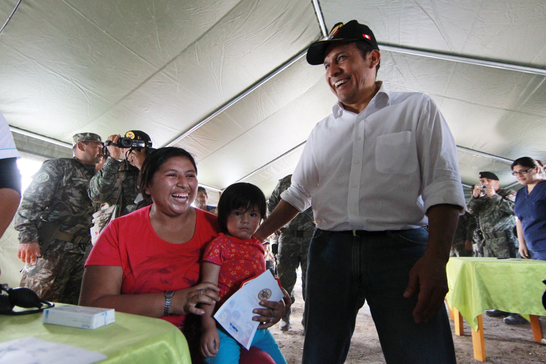 El mandatario Ollanta Humala, participa de la actividad de acción cívica "Jornada de compromiso por la salud", emprendida por el Ministerio de Salud, en la Cooperativa de Vivienda Miguel Grau, en Pisco Playa.
 Foto: ANDINA/ Carlos Lezama.