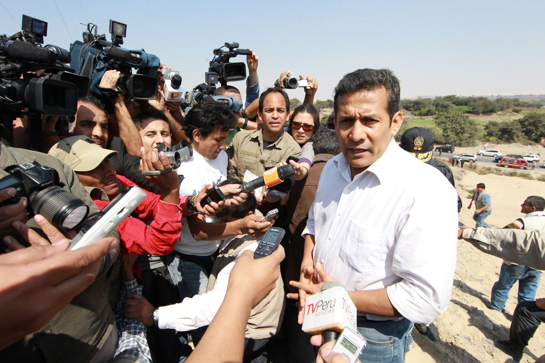 Presidente de la República, Ollanta Humala Tasso, declara a la prensa luego de dirigir el proceso de reconstrucción en la ciudad de Pisco. 
Foto: ANDINA/Carlos Lezama