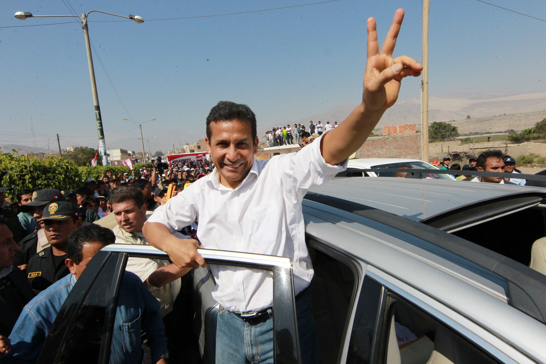 Presidente de la República, Ollanta Humala, saluda desde un vehículo durante su recorrido en la ciudad de Pisco, donde dirigió desde primeras horas el proceso de reconstrucción. 
Foto: ANDINA/Carlos Lezama