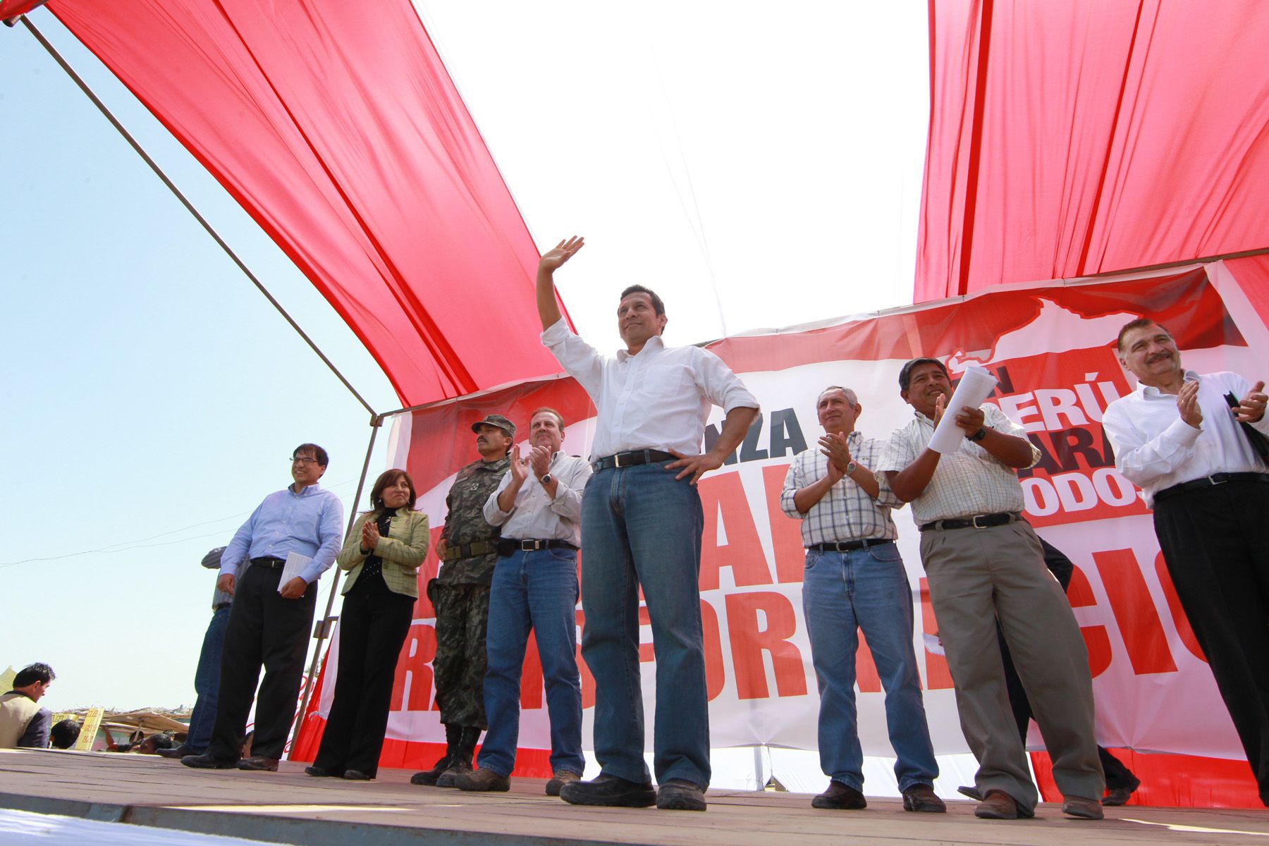 Presidente de la República, Ollanta Humala Tasso, durante ceremonia de colocación de primera piedra del proyecto de habilitación urbana Alto Molino, en la ciudad de Pisco. Foto: ANDINA/Carlos Lezama.