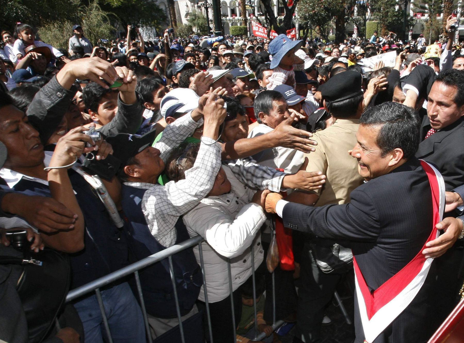 Presidente de la República, Ollanta Humala,  saluda a pobladores en la Plaza de Armas de Arequipa,  durante actividades protocolares por el  471 aniversario de ese departamento.  Foto: ANDINA / Fredy Salcedo