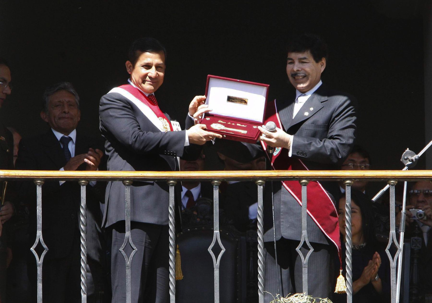 El presidente de la República Ollanta Humala recibió las Llaves de la Ciudad de Arequipa de manos del burgomaestre arequipeño, Alfredo Zegarra.

Foto: ANDINA / Fredy Salcedo.