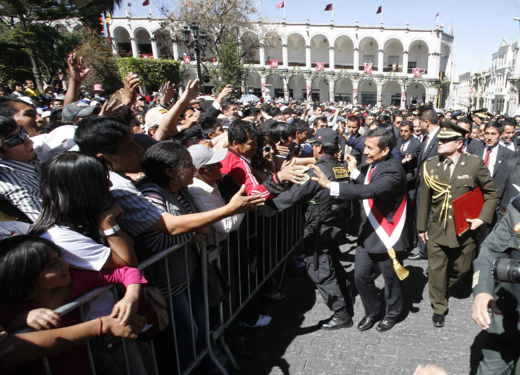 Presidente de la República, Ollanta Humala,  saluda a pobladores en la Plaza de Armas de Arequipa,  durante actividades protocolares por el  471 aniversario de ese departamento.  Foto: ANDINA / Fredy Salcedo
