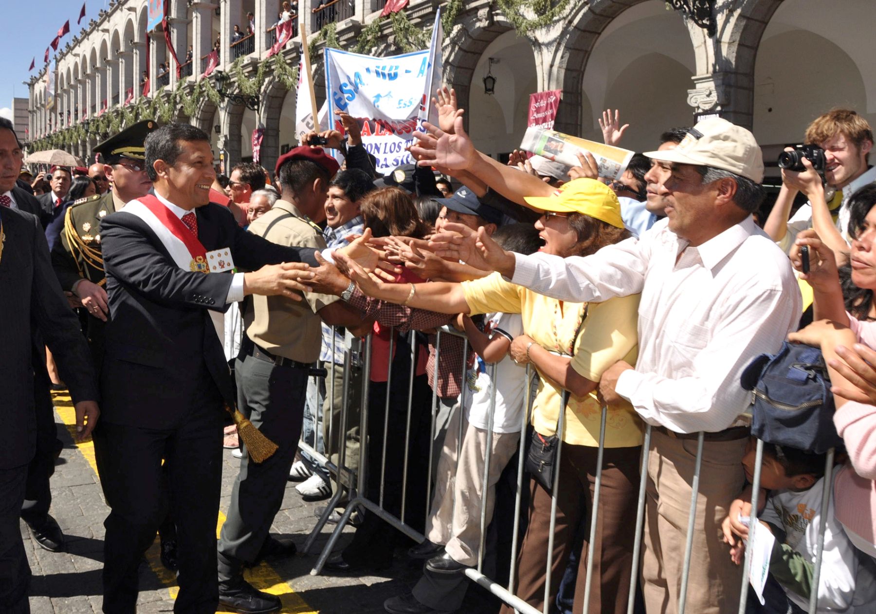 Mandatario saludó a pobladores en la Plaza de Armas de Arequipa, durante actividades en la Ciudad Blanca. 
 Foto: ANDINA / Presidencia de la República