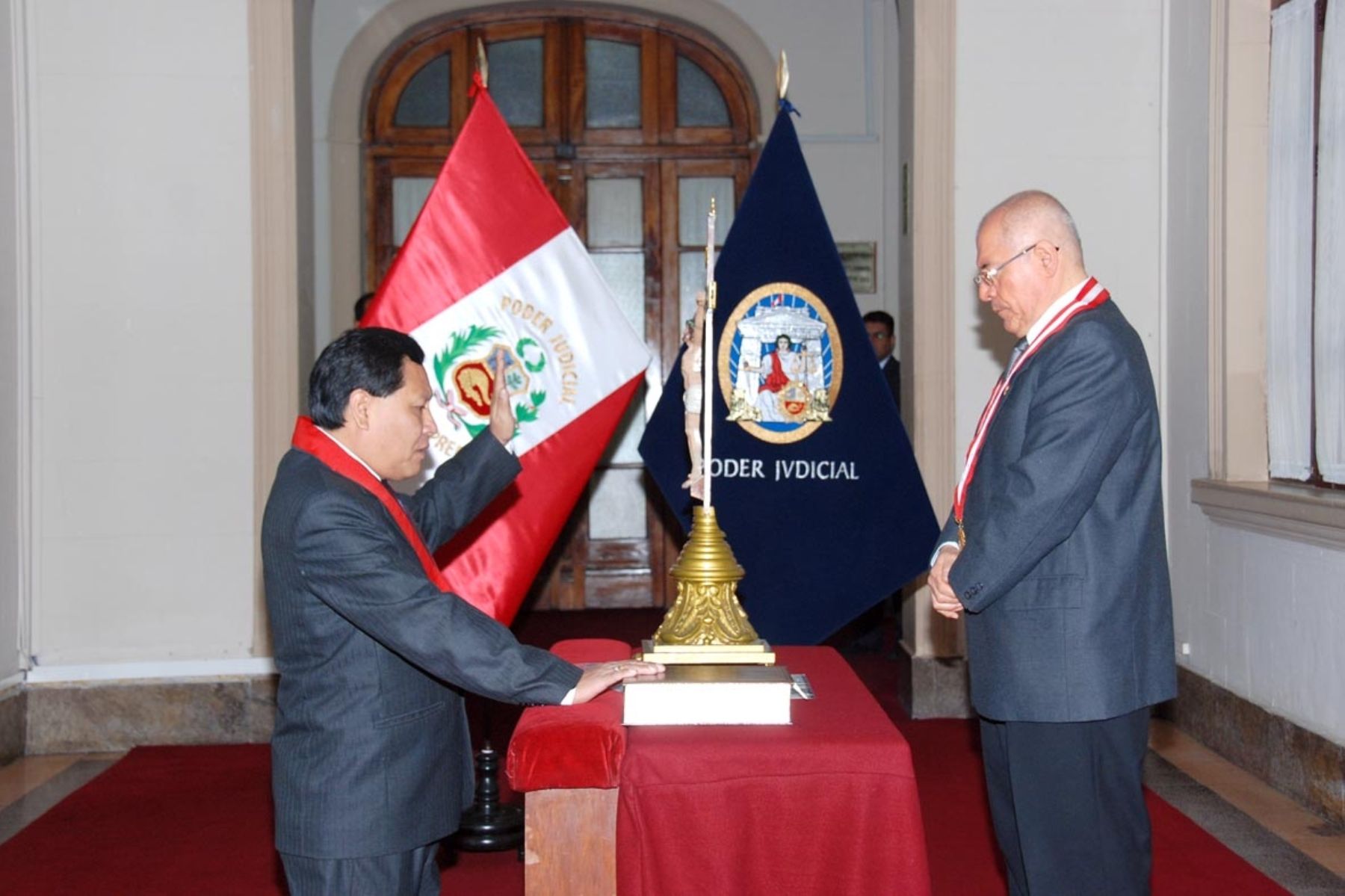 El juez superior Luis Alberto Vásquez Silva se incorporó hoy como nuevo integrante del Consejo Ejecutivo del Poder Judicial (CEPJ), en una breve ceremonia de juramentación ante el presidente de la Corte Suprema, César San Martín Castro. Foto: ANDINA/Internet.