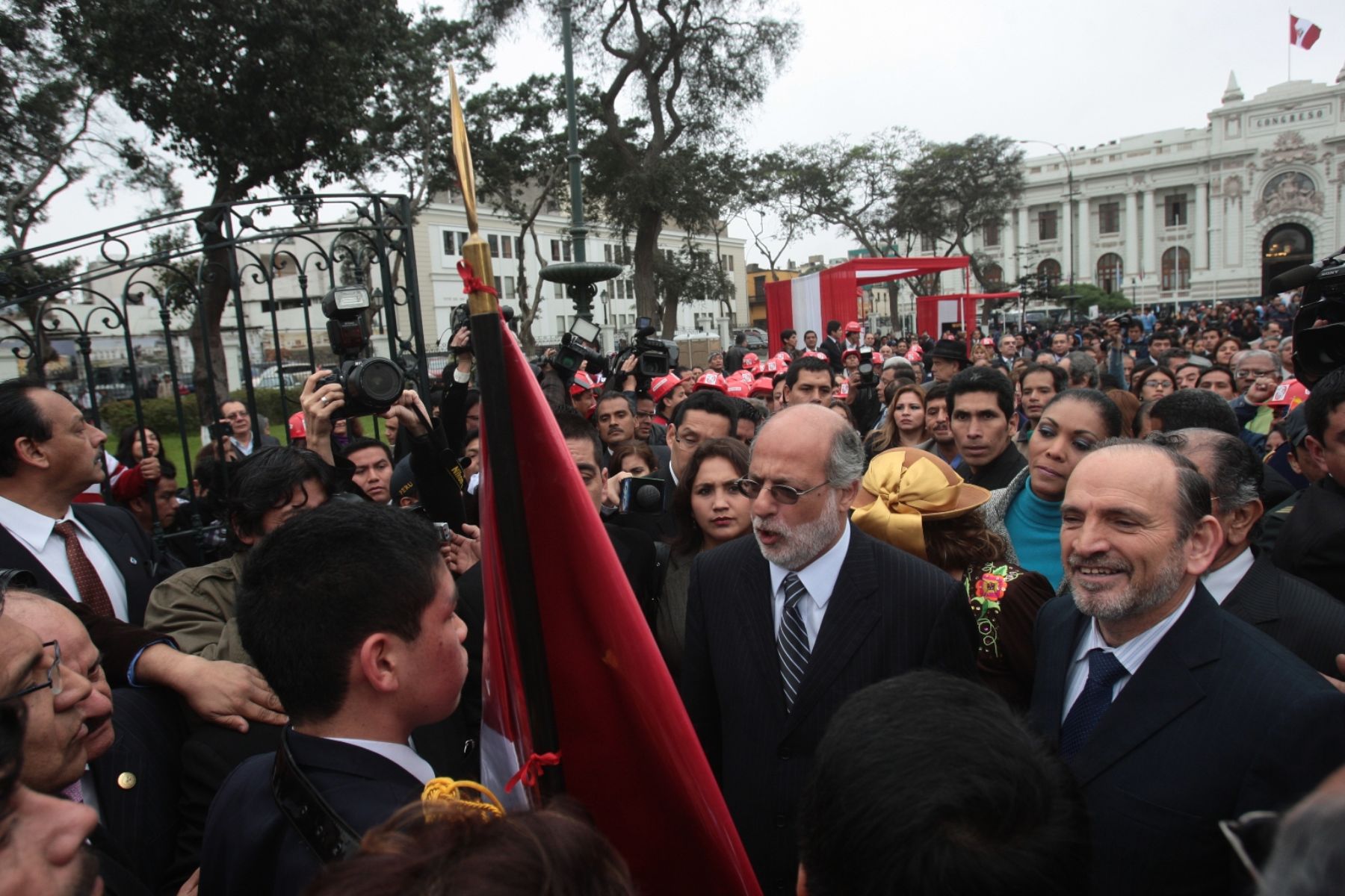 El presidente del Congreso, Daniel Abugattás, encabezó ceremonia de apertura de las puertas de plaza Bolívar. Foto: ANDINA/Juan Carlos Guzmán Negrini.