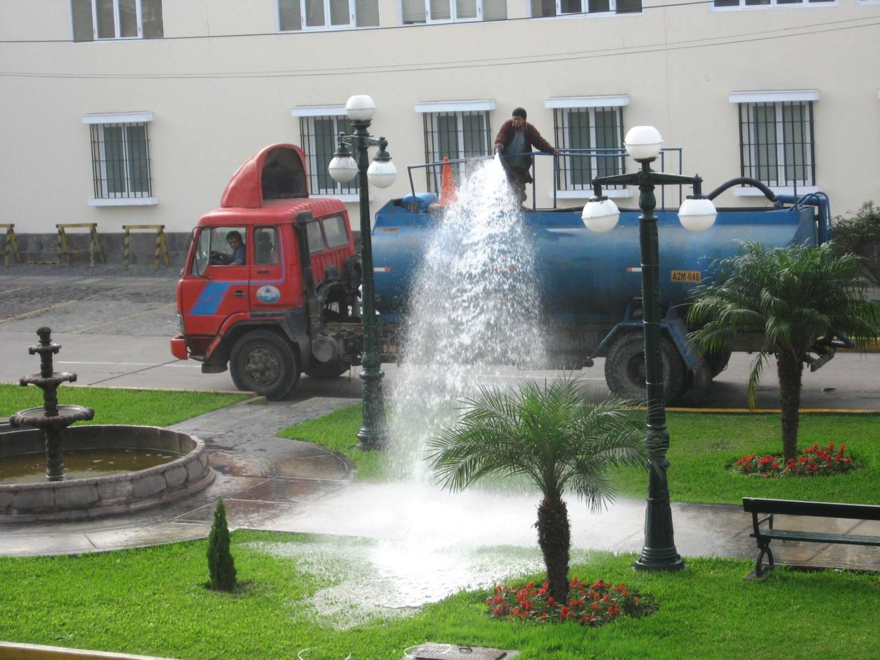 Riego de parques y jardines públicos de 16 distritos limeños se riegan con aguan potable y de pozo. ANDINA/Difusión