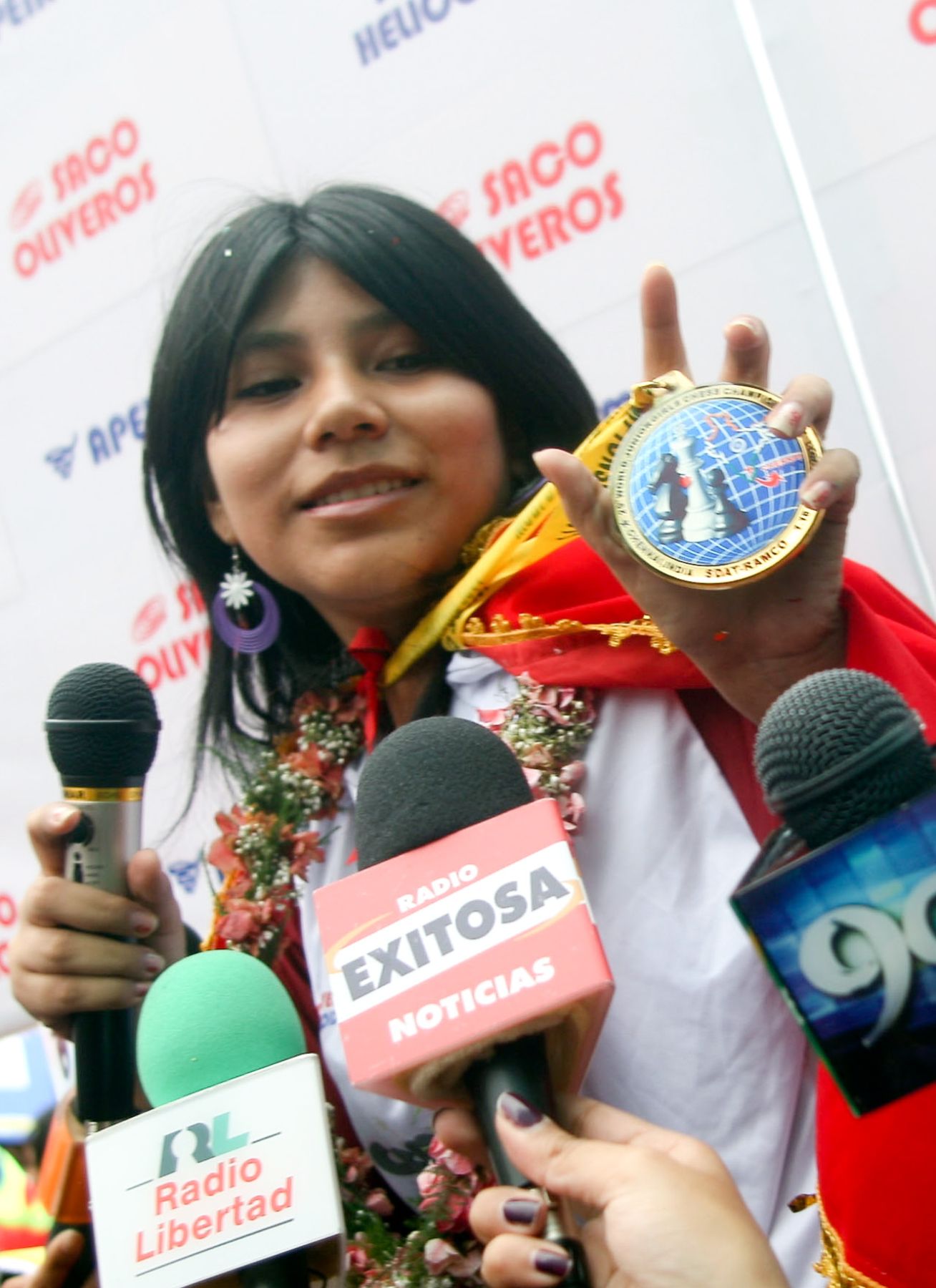 La campeona mundial sub 20 de ajedrez Deysi Cori, arribó a nuestro país y fue recibida por un inmenso grupo de hinchas peruanos que corearon su nombre, en el aeropuerto Jorge Chávez.
Foto: ANDINA / Héctor Vinces