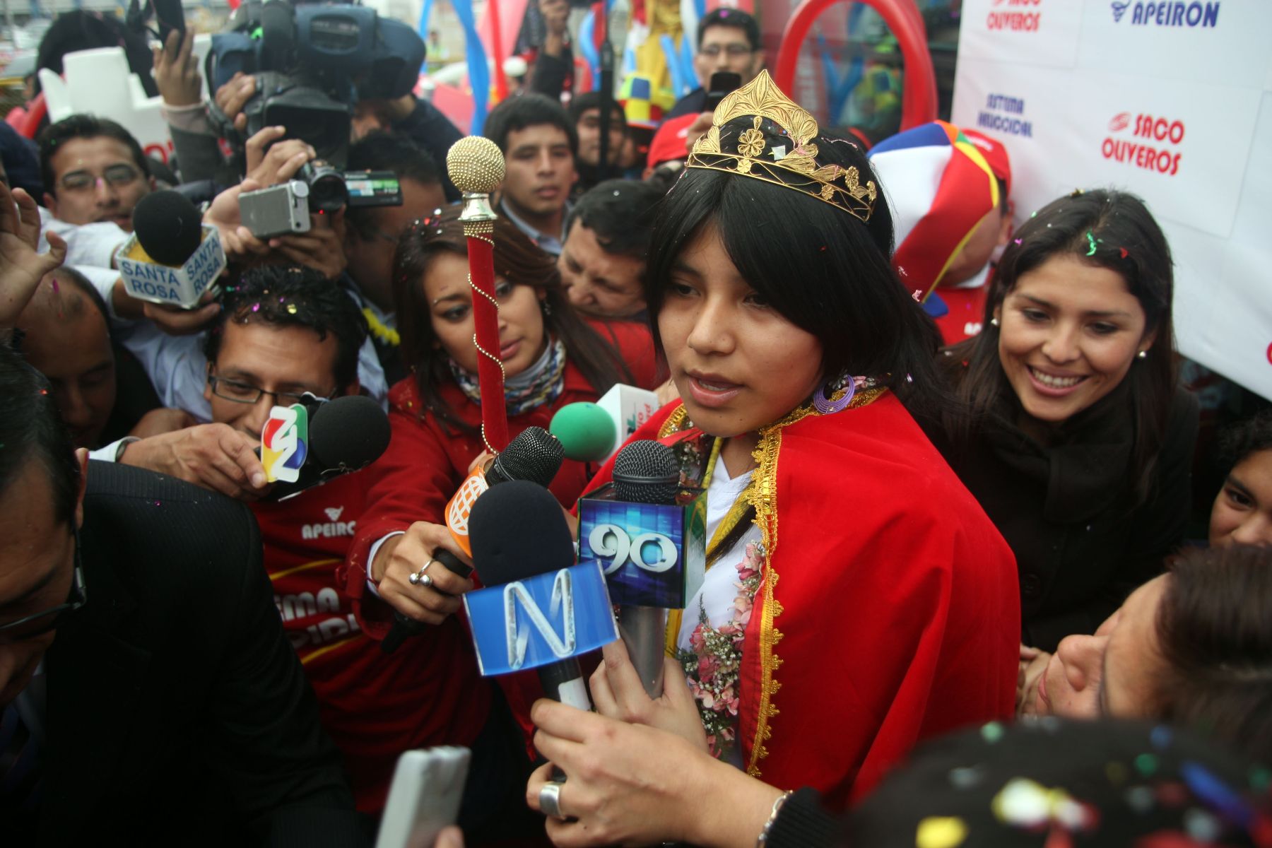 La campeona mundial sub 20 de ajedrez Deysi Cori, arribó a nuestro país y fue recibida por un inmenso grupo de hinchas peruanos que corearon su nombre, en el aeropuerto Jorge Chávez.
Foto: ANDINA / Héctor Vinces