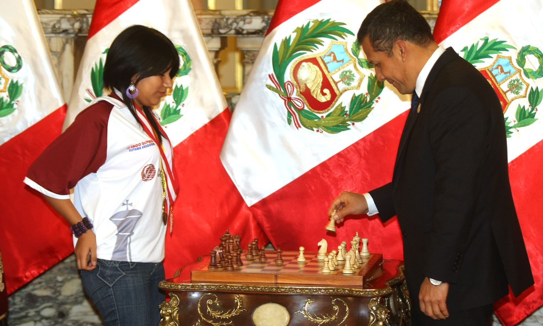 Presidente de la República, Ollanta Humala y la campeona de ajedrez Deysi Cori, jugaron una simbólica partida de ajedrez, en el Salón Dorado de Palacio de Gobierno.
Foto: ANDINA/Vidal Tarqui.