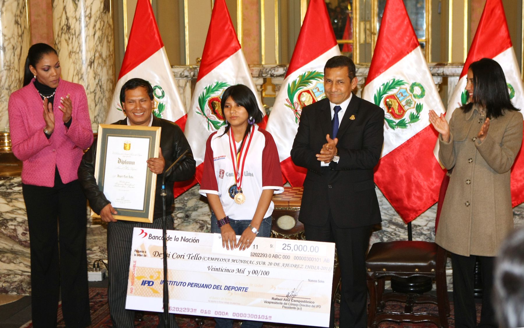 Presidente de la República, Ollanta Humala Tasso, entregó esta tarde la Medalla de Honor al Mérito Deportivo a la joven Deysi Cori Tello, en Palacio de Gobierno. 
Foto: ANDINA/Vidal Tarqui