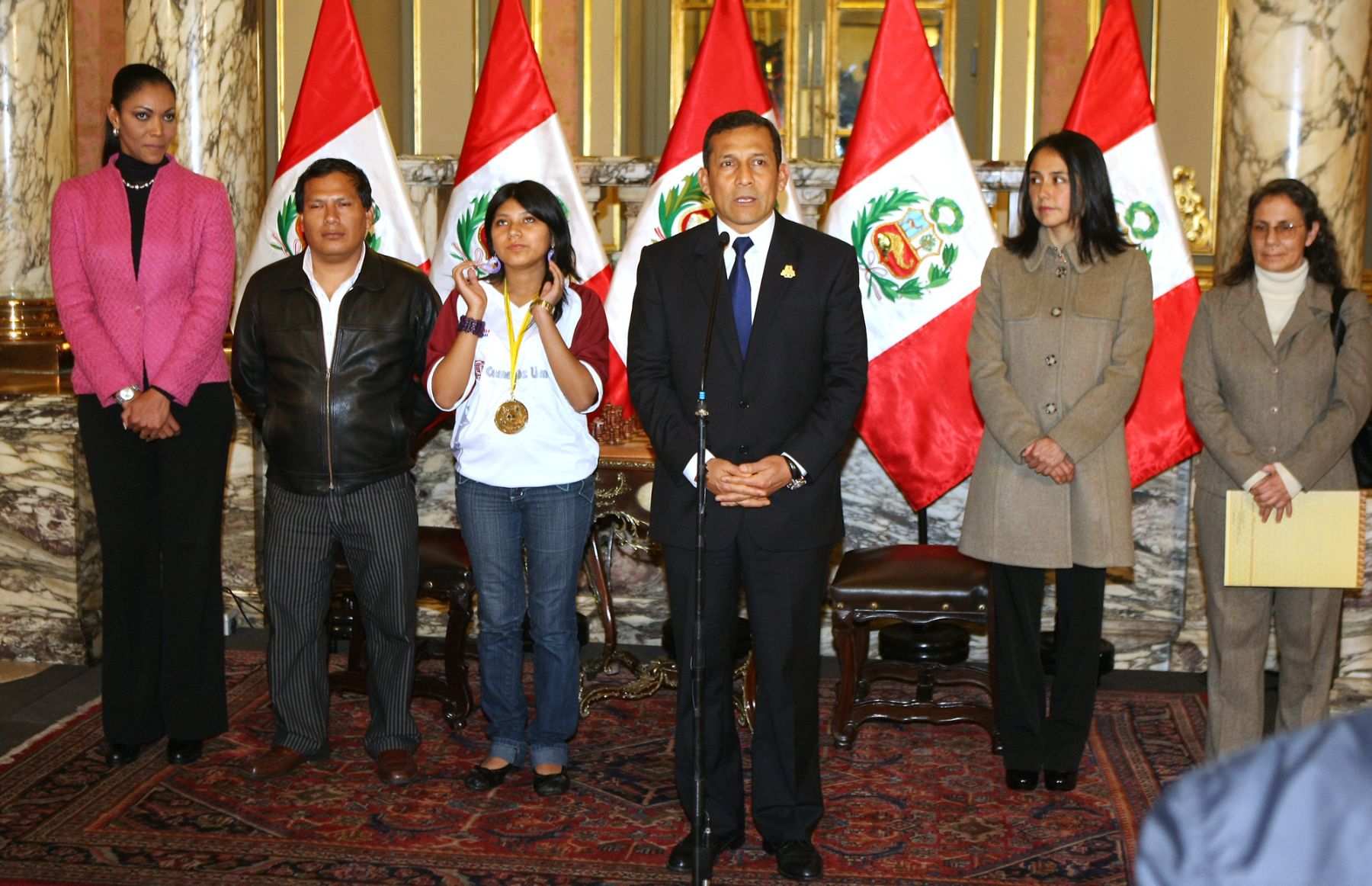 Presidente de la República, Ollanta Humala, condecora a ajedrecista Daysi Cori, en Palacio de Gobierno. 
Foto: ANDINA/Vidal Tarqui