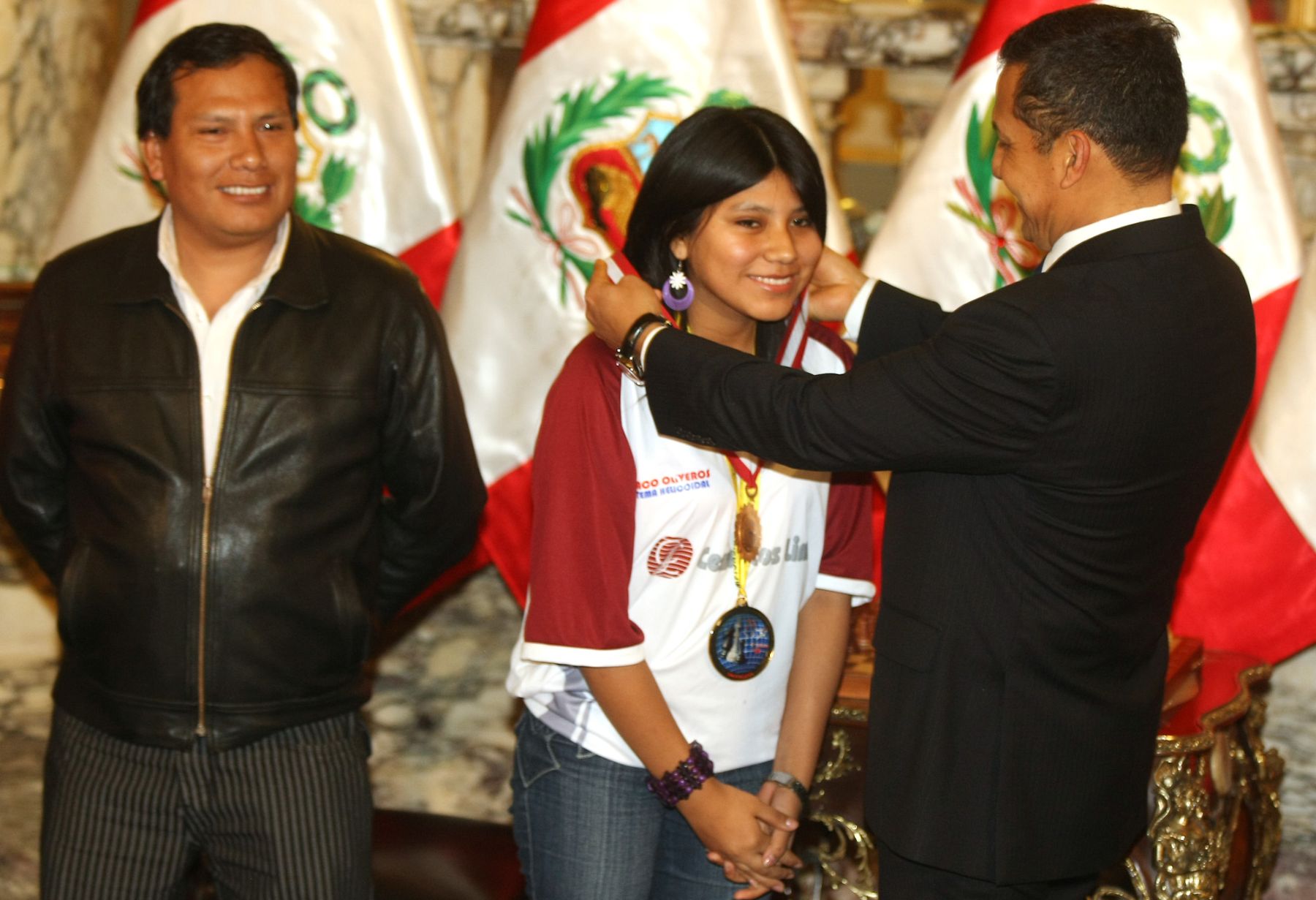 El Presidente de la República, Ollanta Humala Tasso, entregó esta tarde la Medalla de Honor al Mérito Deportivo a la joven Deysi Cori Tello, en Palacio de Gobierno. 
Foto: ANDINA/Vidal Tarqui