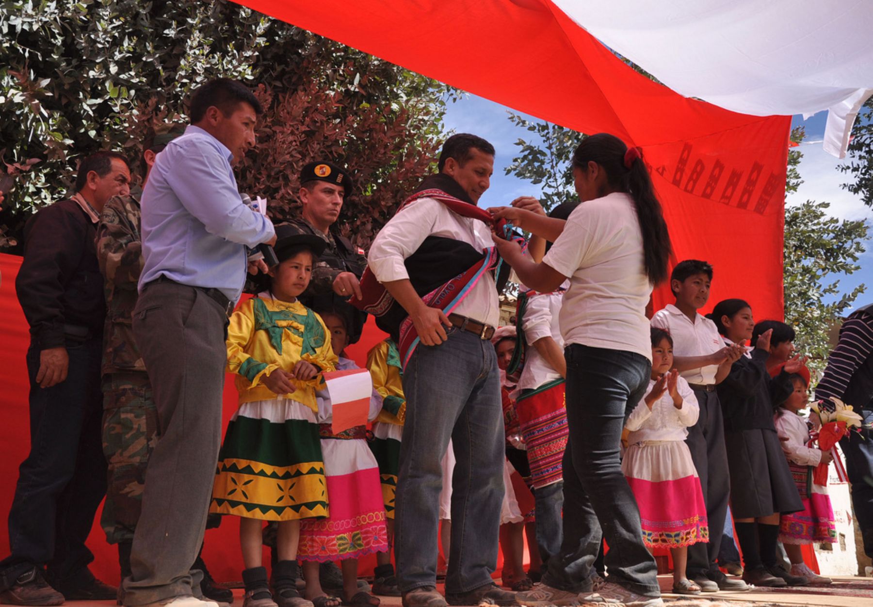 Presidente de la República, Ollanta Humala, junto a la Primera Dama, Nadine Heredia, durante visita a Oyolo en Ayacucho.
Foto: ANDINA/ Presidencia de la República