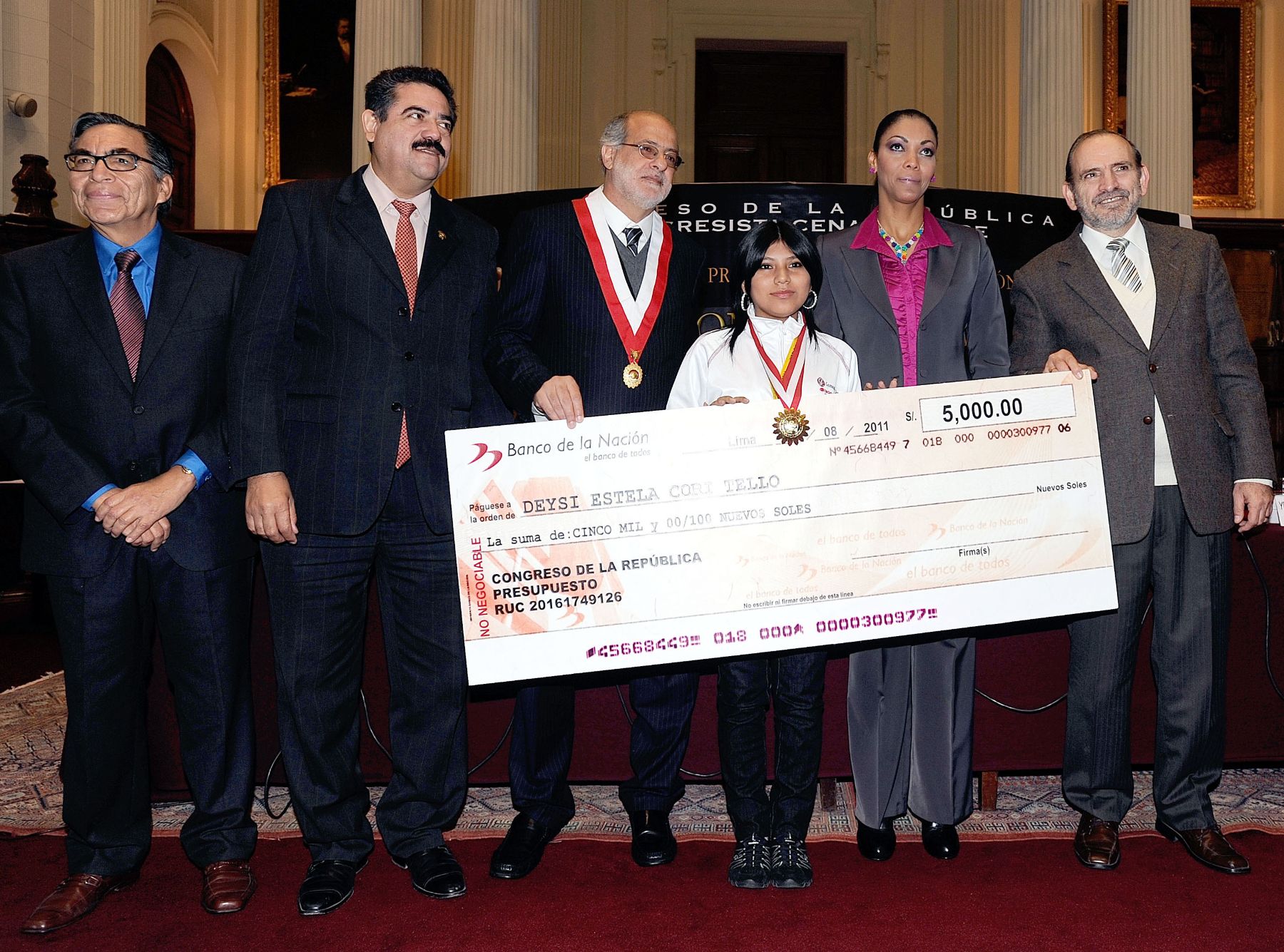 El presidente del poder Legislativo, Daniel Abugattás, condecoró hoy con la medalla de Honor al Mérito Deportivo del Congreso de la República, a la campeona mundial juvenil de ajedrez, Deysi Cori.
 Foto: ANDINA/ CDR