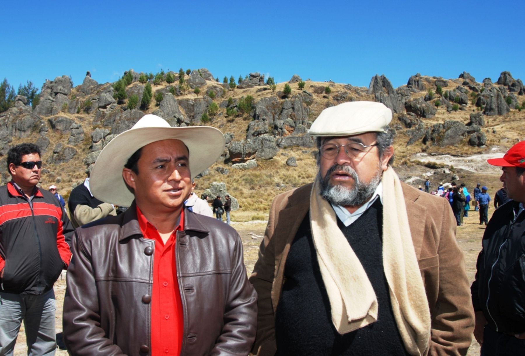 El arqueólogo Walter Alva y el presidente regional de Cajamarca, Gregorio Santos, en el centro arqueológico de Cumbe Mayo. Foto: ANDINA/ Eduard Lozano.
