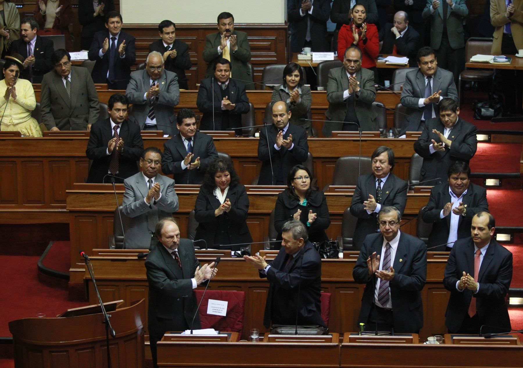 Presidente del Consejo de Ministros, Salomón Lerner, al final de su presentación ante el Congreso de la República.
Foto: ANDINA/Carlos Lezama