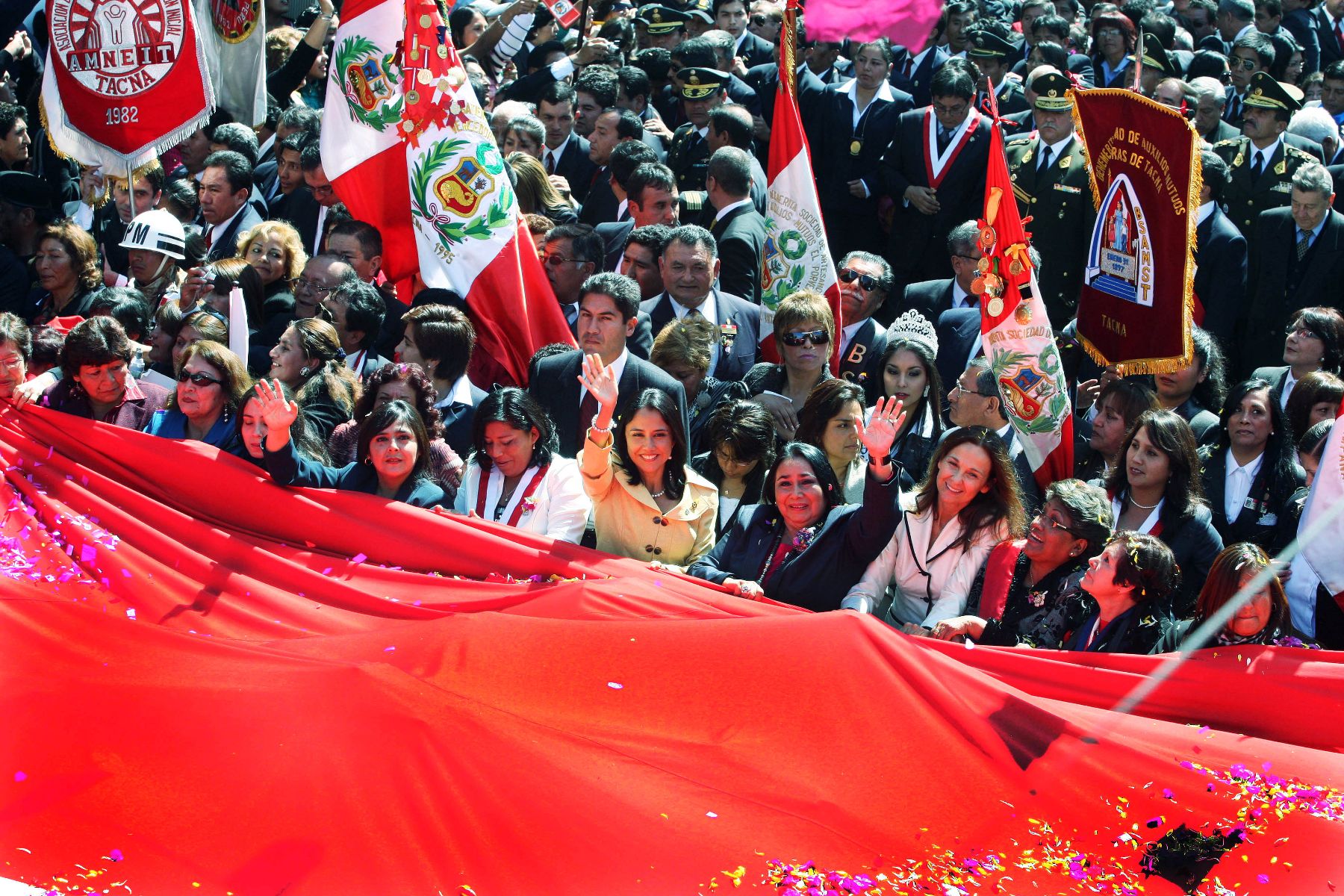 Primera Dama Nadine Heredia, junto a la ministra de la Mujer, Aída García Naranjo, participan en  el tradicional paseo de la Bandera, en el marco de la celebraciones del por el 82º aniversario de la reincorporación de Tacna al territorio nacional. 
Foto: ANDINA/MIMDES/Jhony Laurente