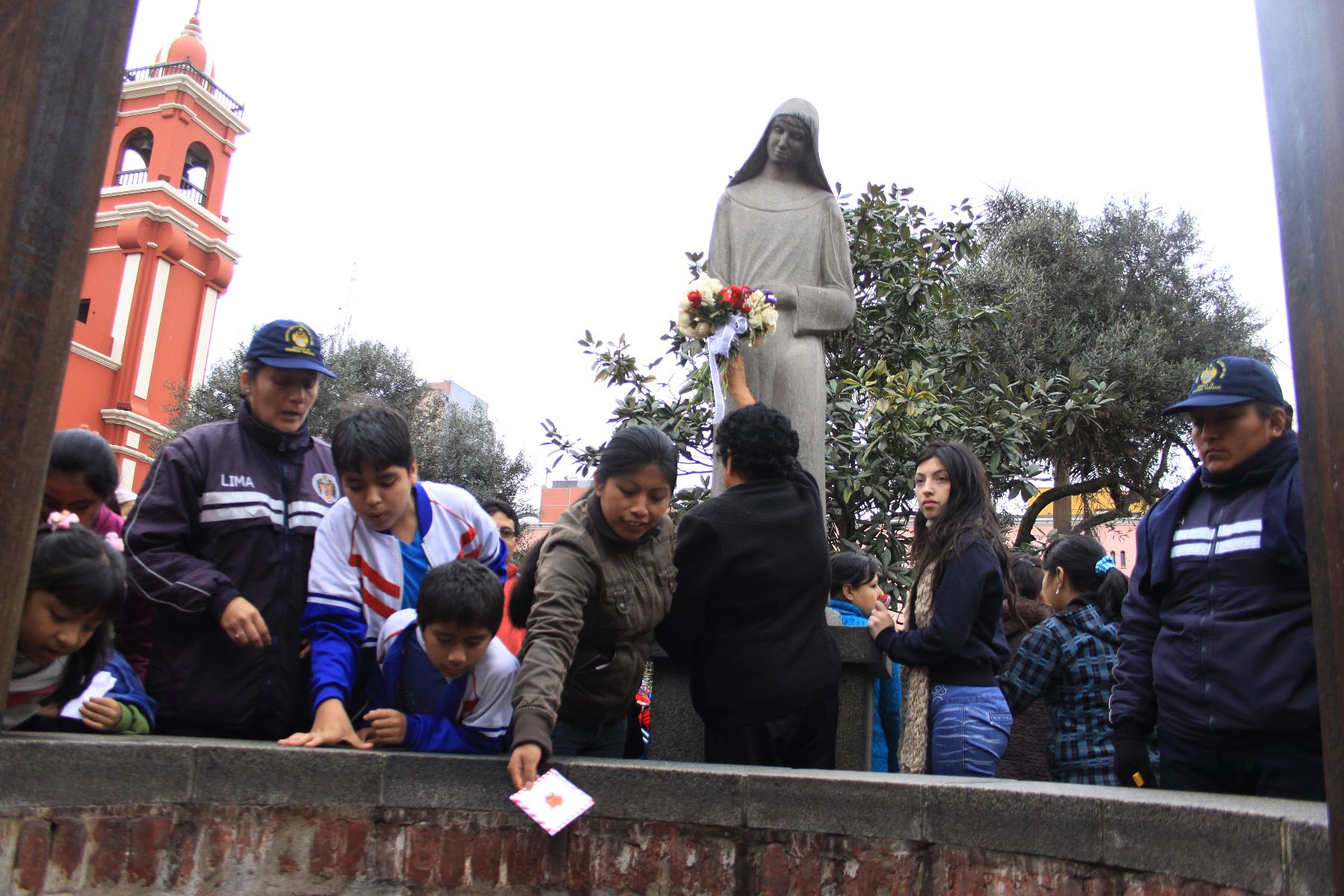 Masiva concurrencia de fieles al convento Santa Rosa de Lima. Foto: ANDINA/Jessica Vicente