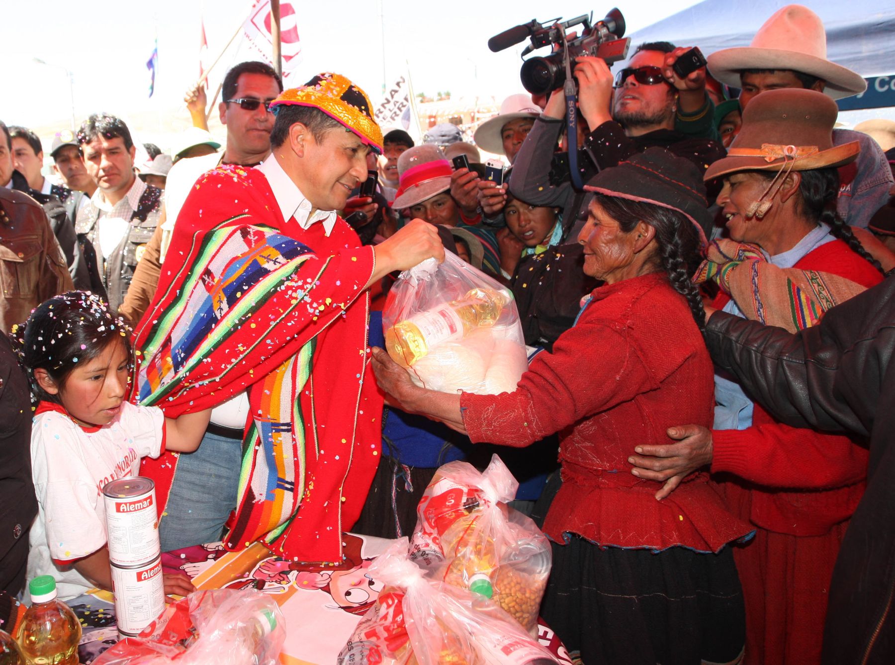 Presidente de la República,  Ollanta Humala, entregó ayuda humanitaria a pobladores de localidades de Quehue y Checca (Cusco) afectados por heladas.
Foto: ANDINA/Mimdes/Jhony Laurente
