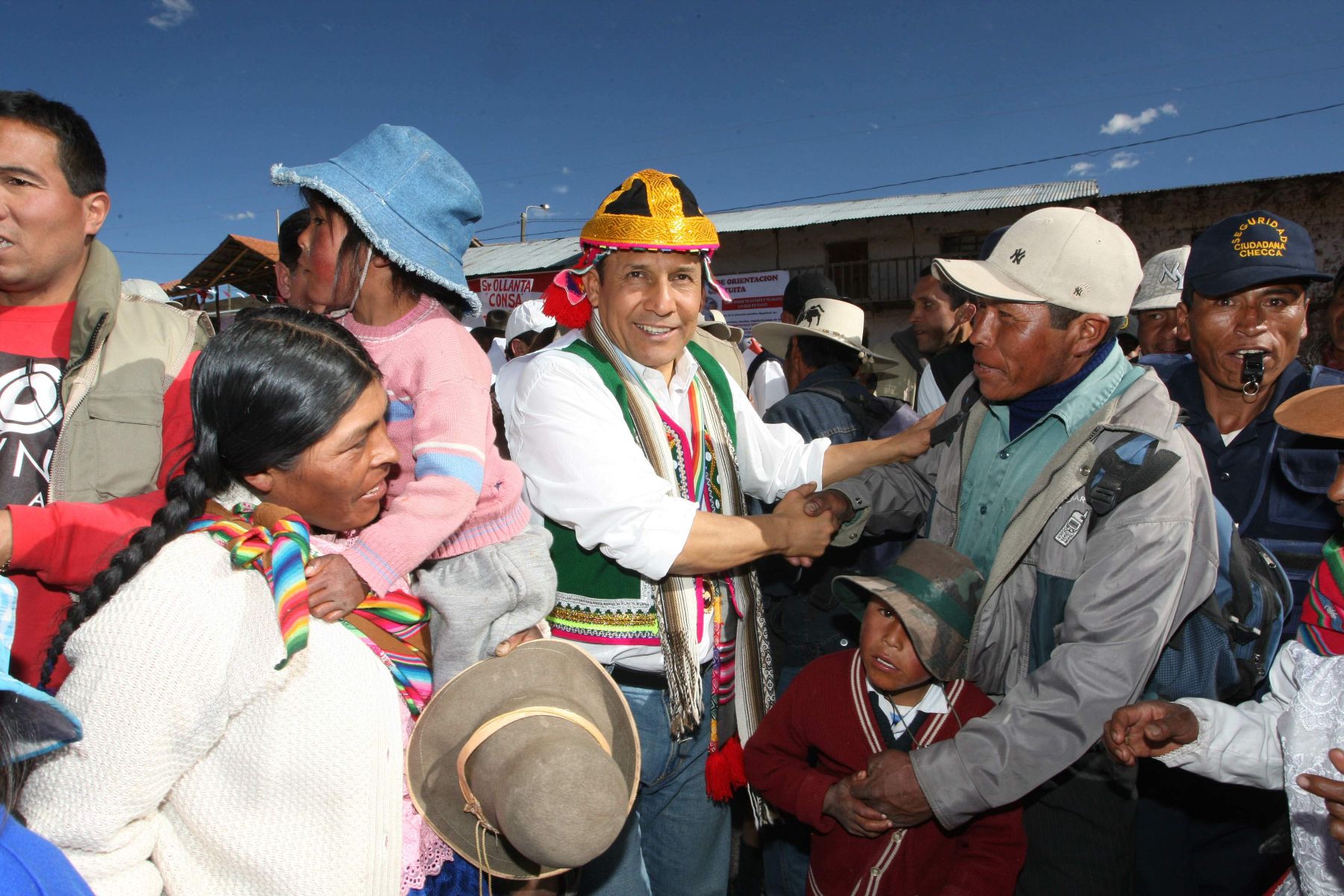 Presidente de la República,  Ollanta Humala, entregó ayuda humanitaria a pobladores de localidades de Quehue y Checca (Cusco) afectados por heladas.Foto: ANDINA/Mimdes/Jhony Laurente