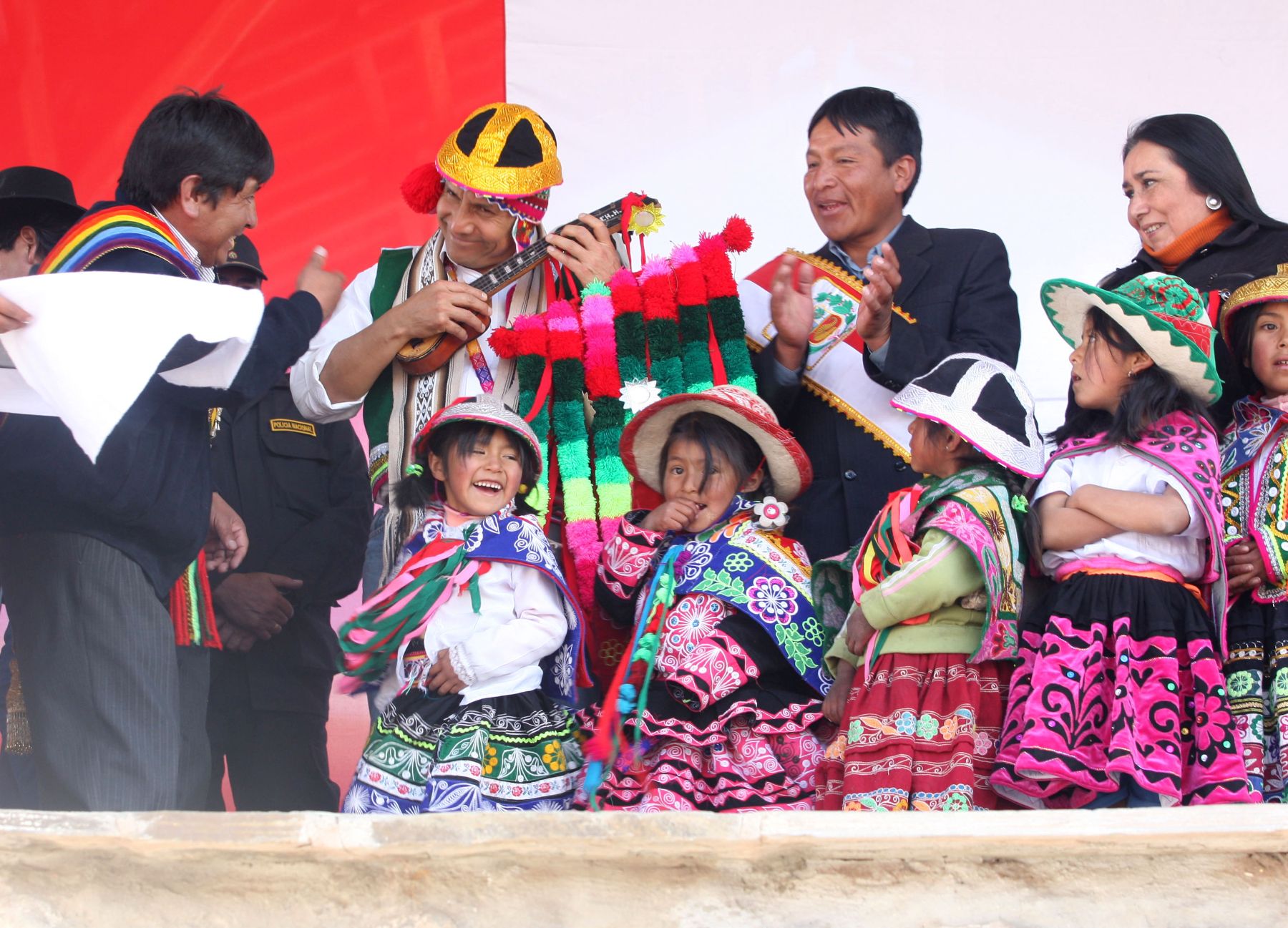 Presidente de la República,  Ollanta Humala, entregó ayuda humanitaria a pobladores de localidades de Quehue y Checca (Cusco) afectados por heladas.
Foto: ANDINA/Mimdes/Jhony Laurente