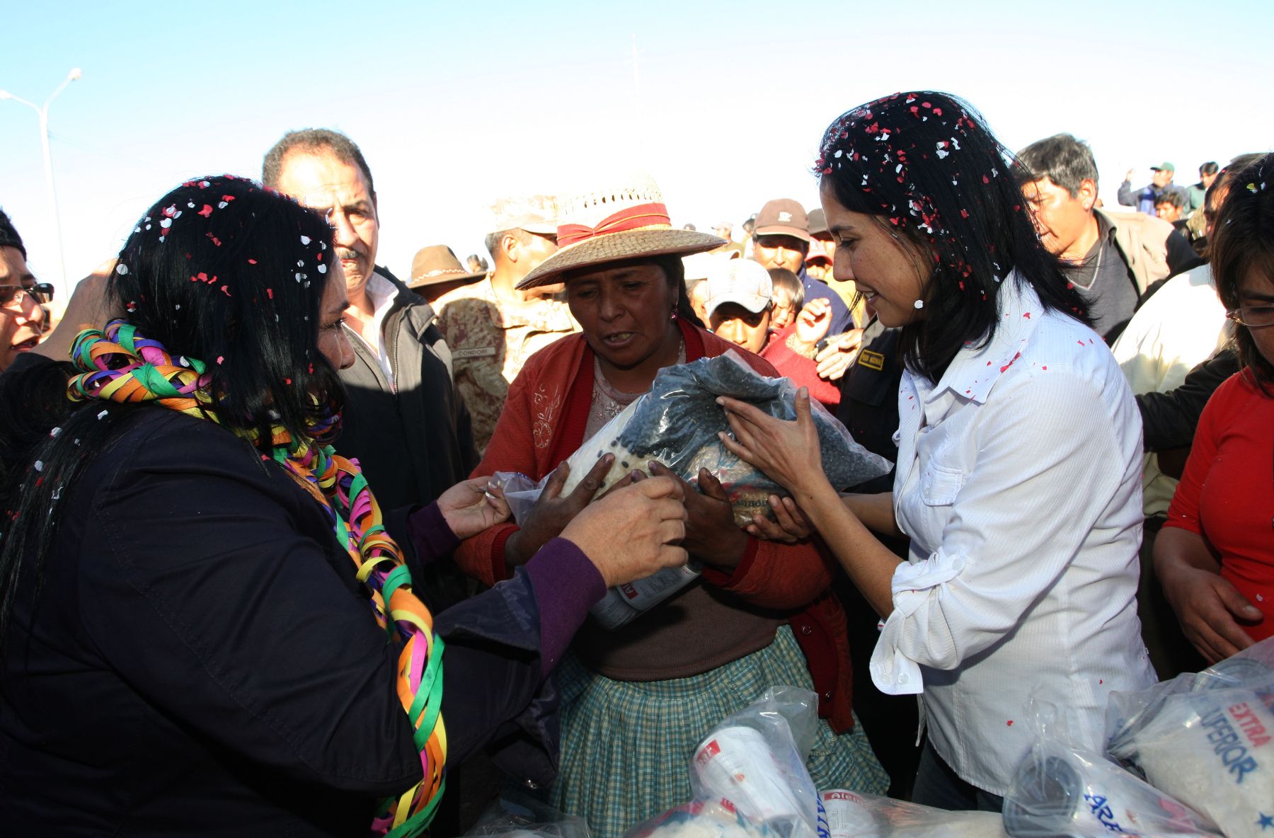 Primera Dama de la Nación, Nadine Heredia, junto a la   Ministra de la Mujer, Aída García Naranjo, llevan ayuda social a pobladores afectados por heladas, en los distritos de Umachiri y Tirapata en el departamento de Puno.
Foto: ANDINA/Mimdes/Jhony Laurente