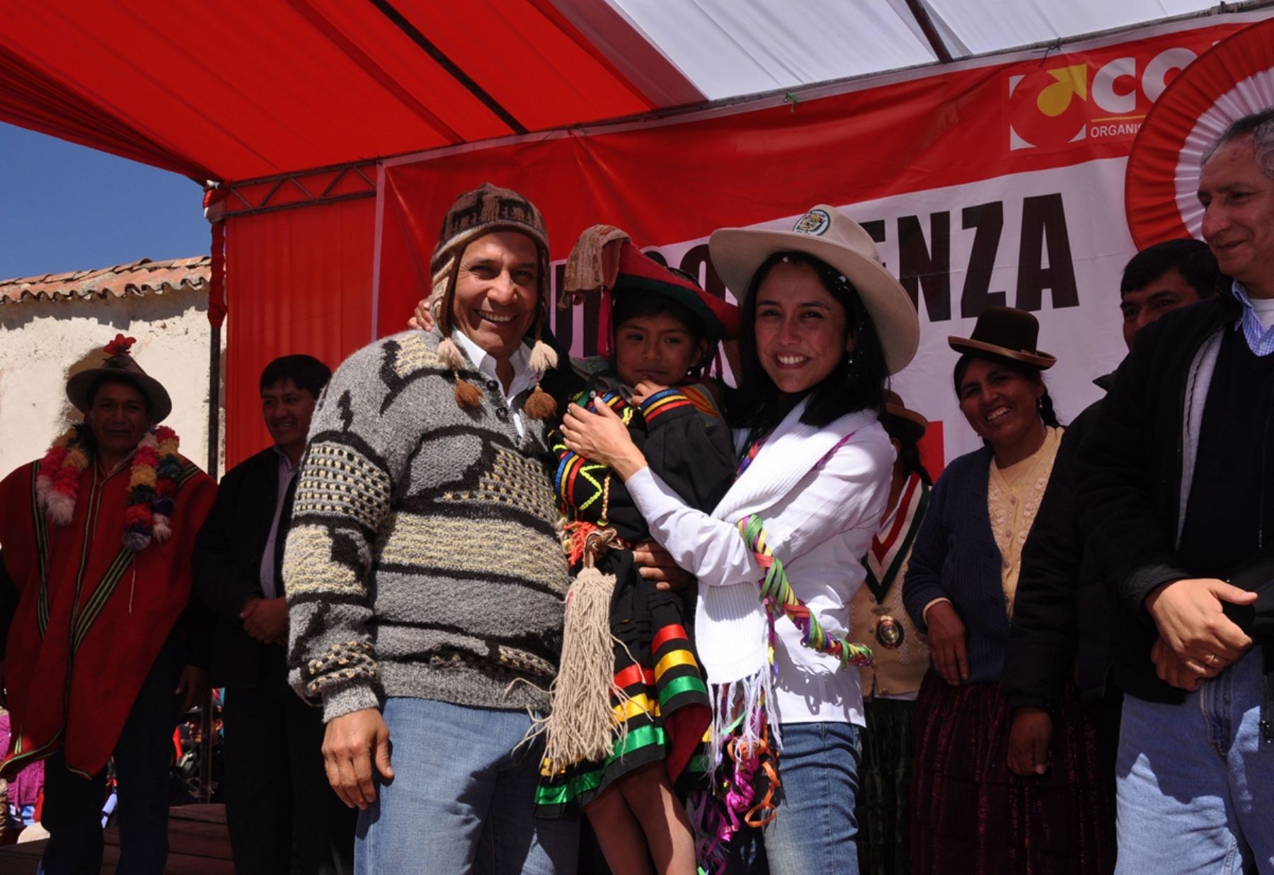 Presidente de la República, Ollanta Humala, junto a la Primera Dama, Nadine Heredia, llevan ayuda social a los pobladores afectados por heladas, en los distritos de Umachiri y Tirapata del departamento de Puno. 
Foto: ANDINA/Presidencia de la República