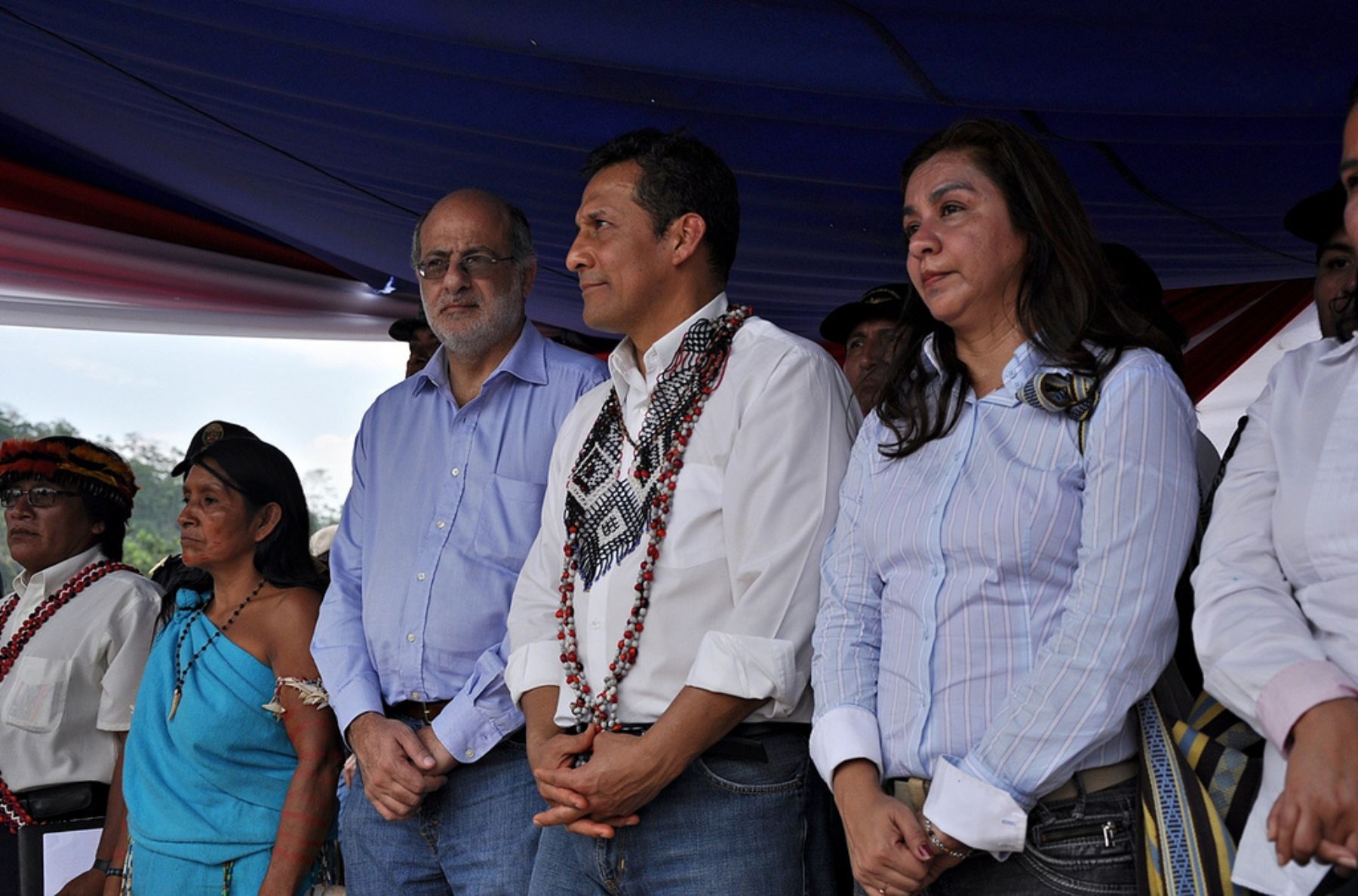 Presidente de la República, Ollanta Humala, promulgó  Ley de Consulta Previa para pueblos indígenas, acompañado del presidente del Congreso, Daniel Abugattás, y de la primera vicepresdenta, Marisol Espinoza.  Foto: ANDINA / Presidencia de la República.