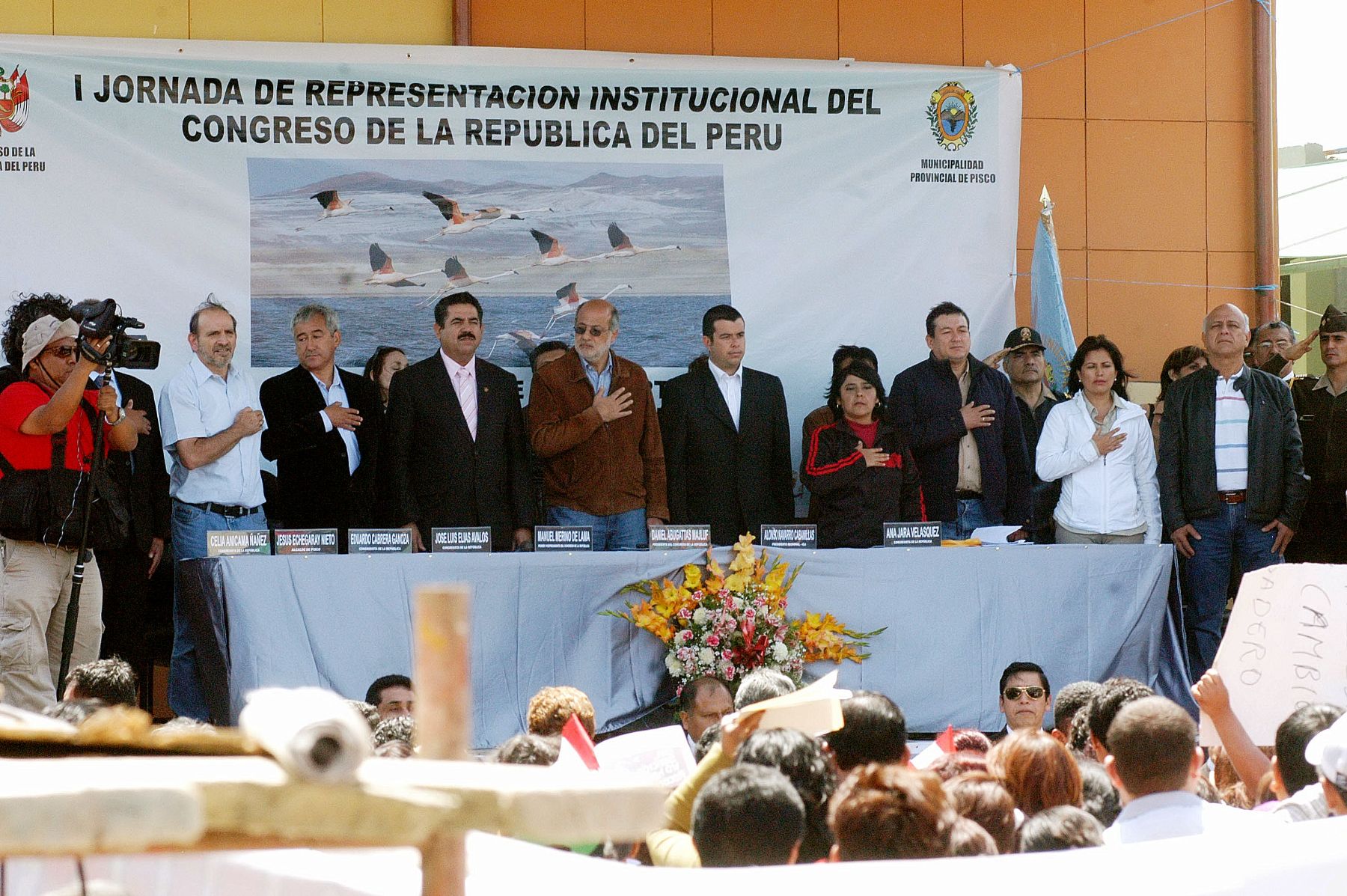 El presidente del Congreso, Daniel Abugattás Majluf, preside una audiencia pública descentralizada en Pisco. El encuentro con la población es en el Megamercado Tanguis de esa ciudad.
Foto: ANDINA/CDR