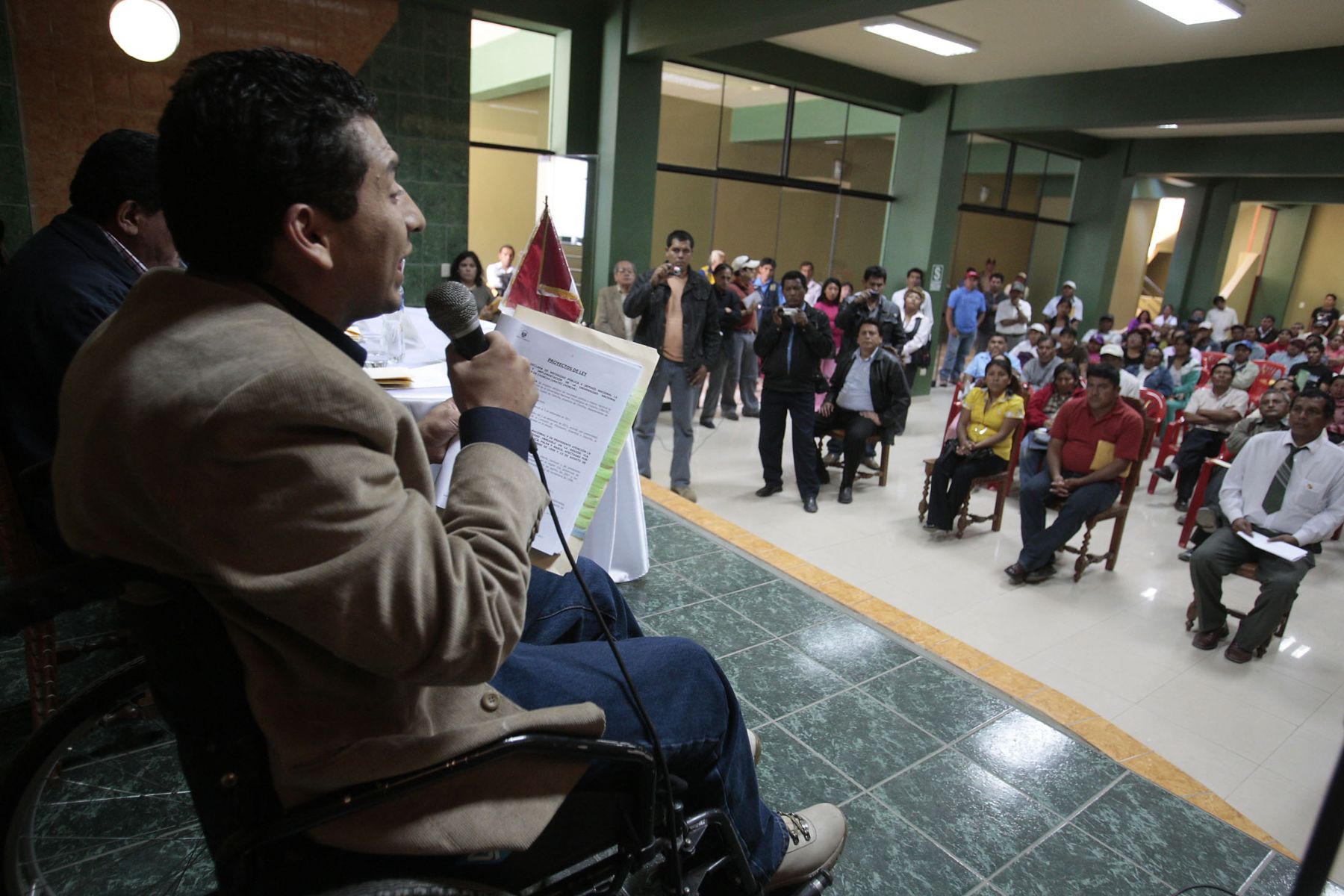 Congresista Jhon Reynaga de Gana Perú durante jornada de trabajo descentralizado del Congreso de la República, en el distrito de Humay en Ica.
Foto:ANDINA/Jack Ramón