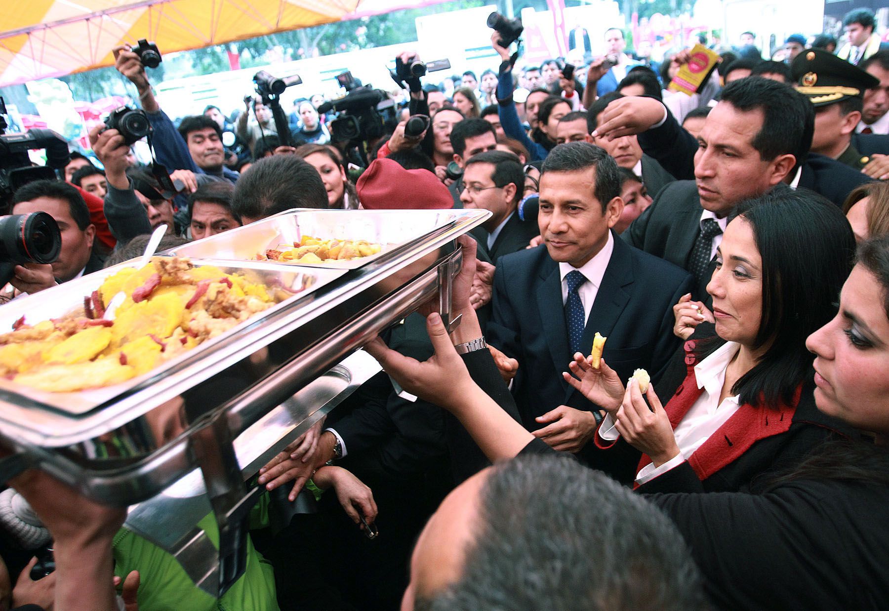 Presidente de la República, Ollanta Humala, junto a la Primera Dama de la Nación, Nadine Heredia, en Feria Gastronómica Mistura 2011. 
Foto: ANDINA/Carlos Lezama.