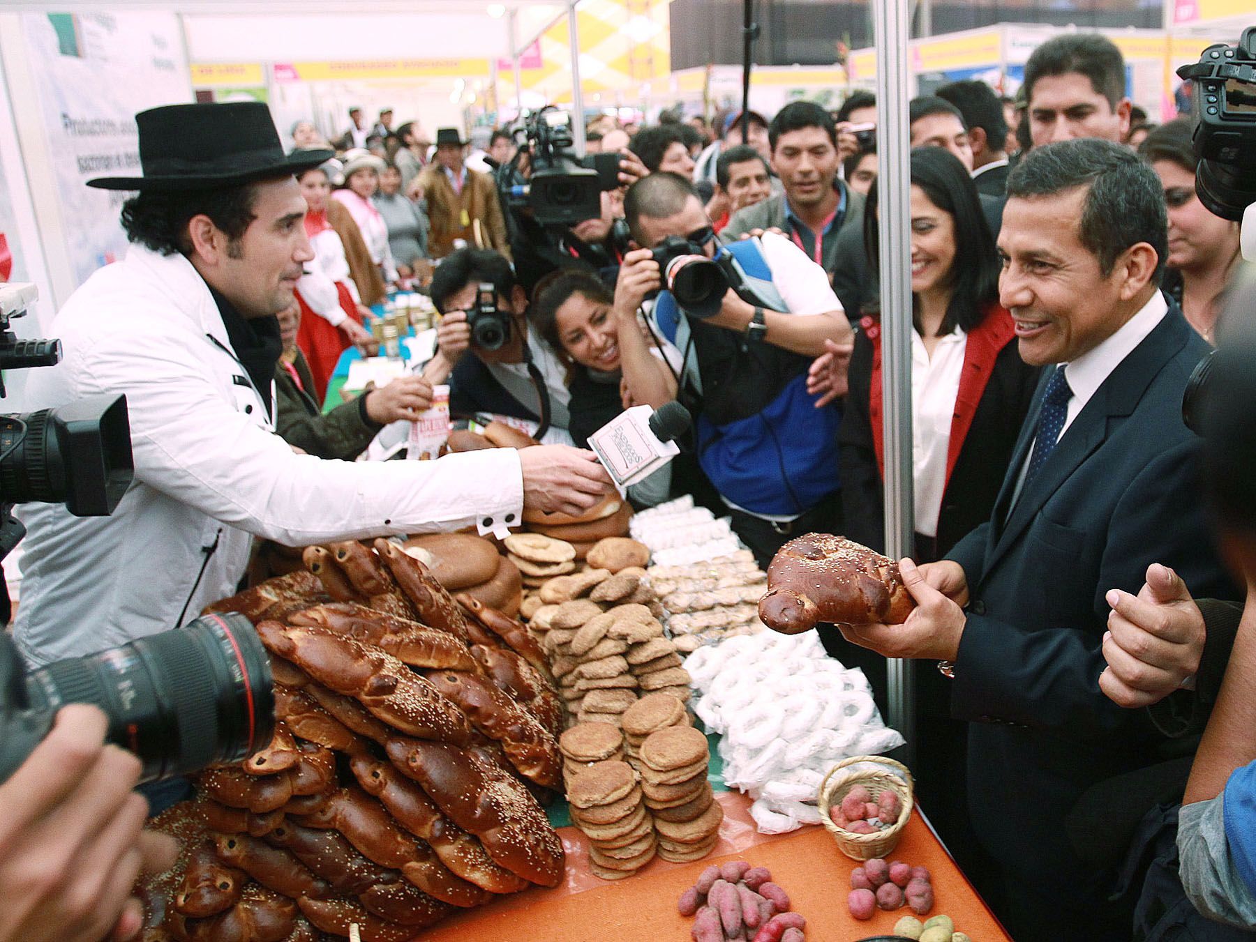 Presidente de la República, Ollanta Humala, junto a la Primera Dama de la Nación, Nadine Heredia, en Feria Gastronómica Mistura 2011. 
Foto: ANDINA/Carlos Lezama.