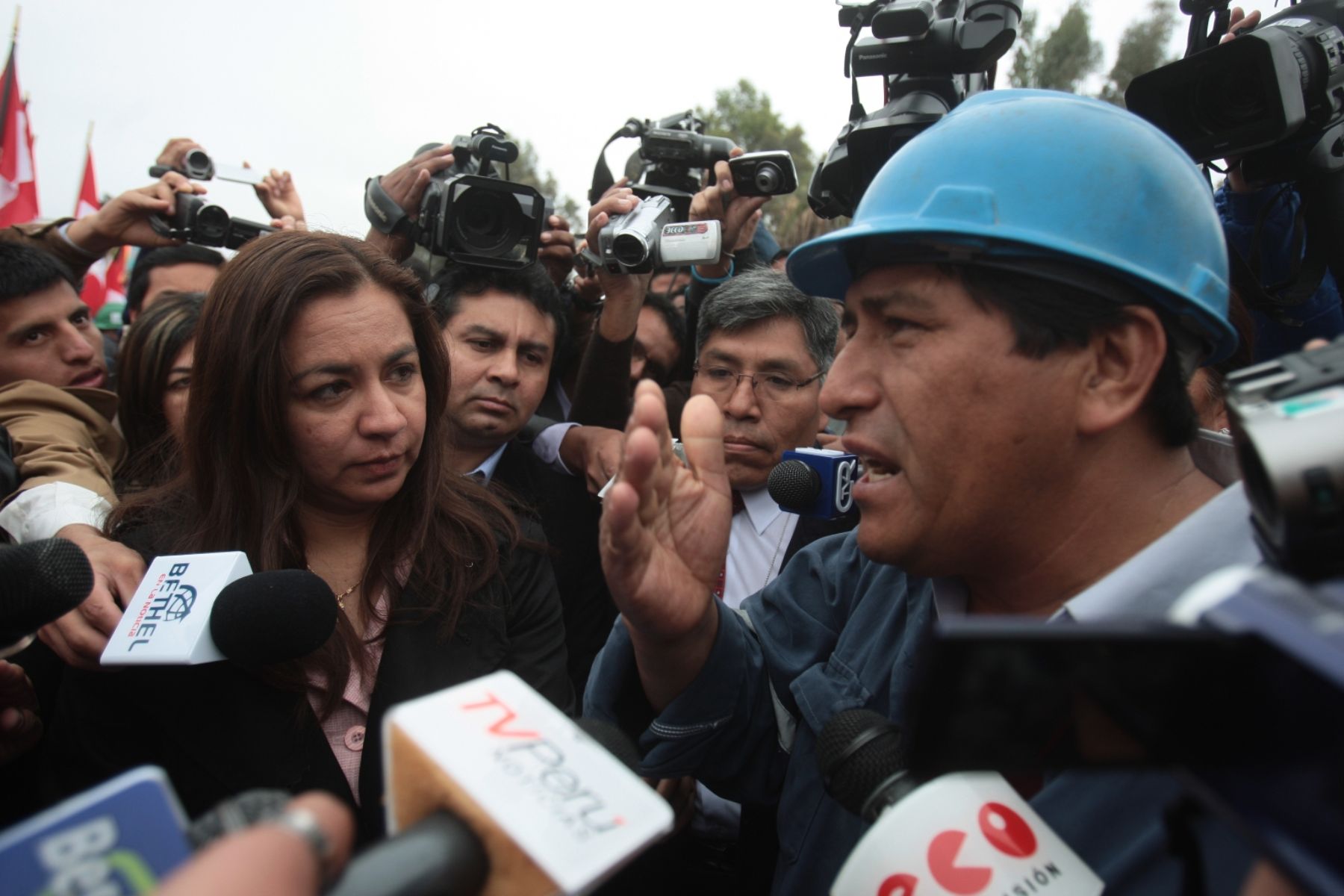 La congresista Marisol Espinoza atendió las demandas de un grupo de trabajadores mineros que protestaba frente al coliseo José Oliva de Ica donde se desarrolla el Pleno del Congreso Descentralizado.

Foto: ANDINA/Juan Carlos Guzmán Negrini.