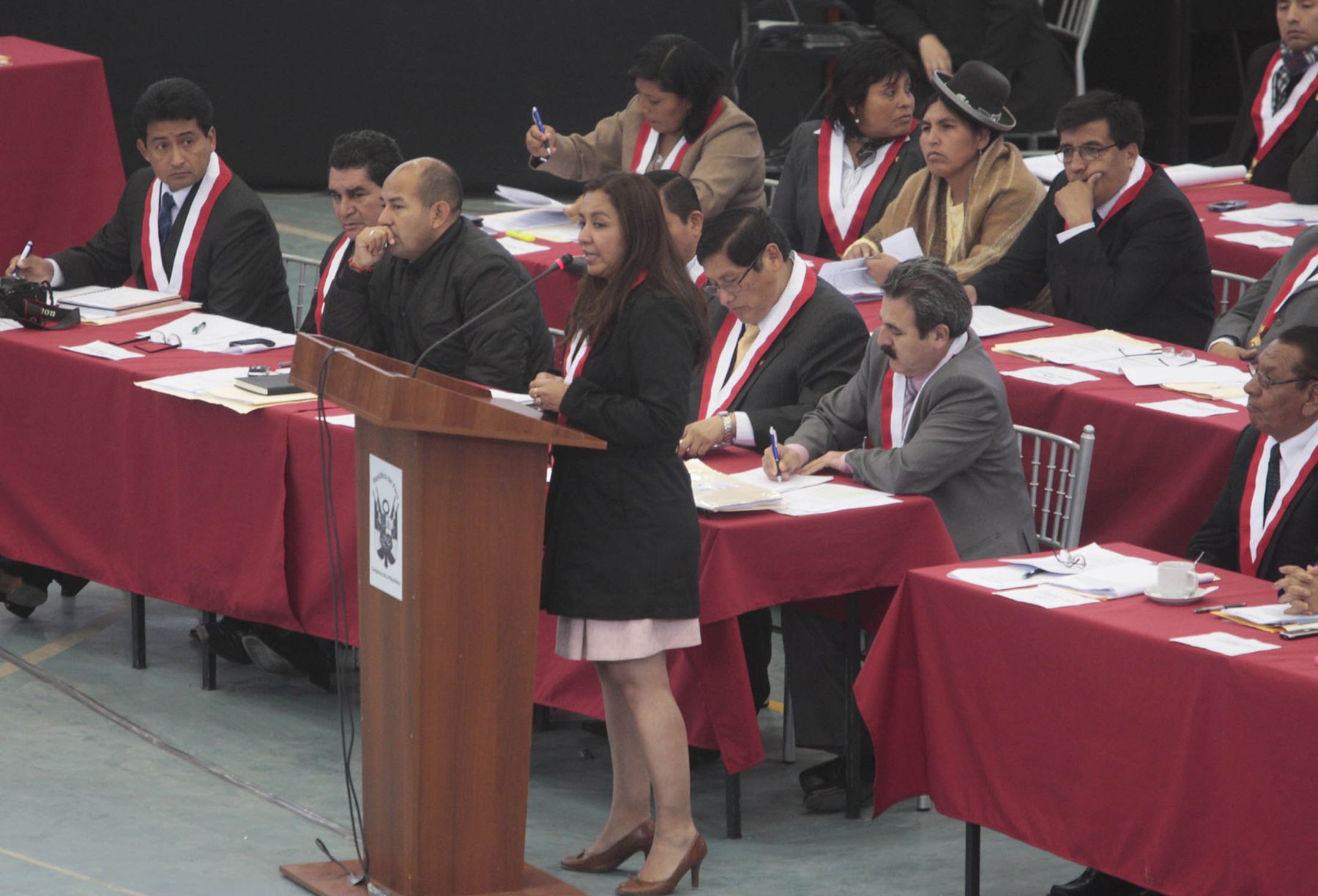 La legisladora Marisol Espinoza, durante su intervención en el debate parlamentario del Pleno Descentralizado en Ica. 
Foto: ANDINA/Jack Ramón