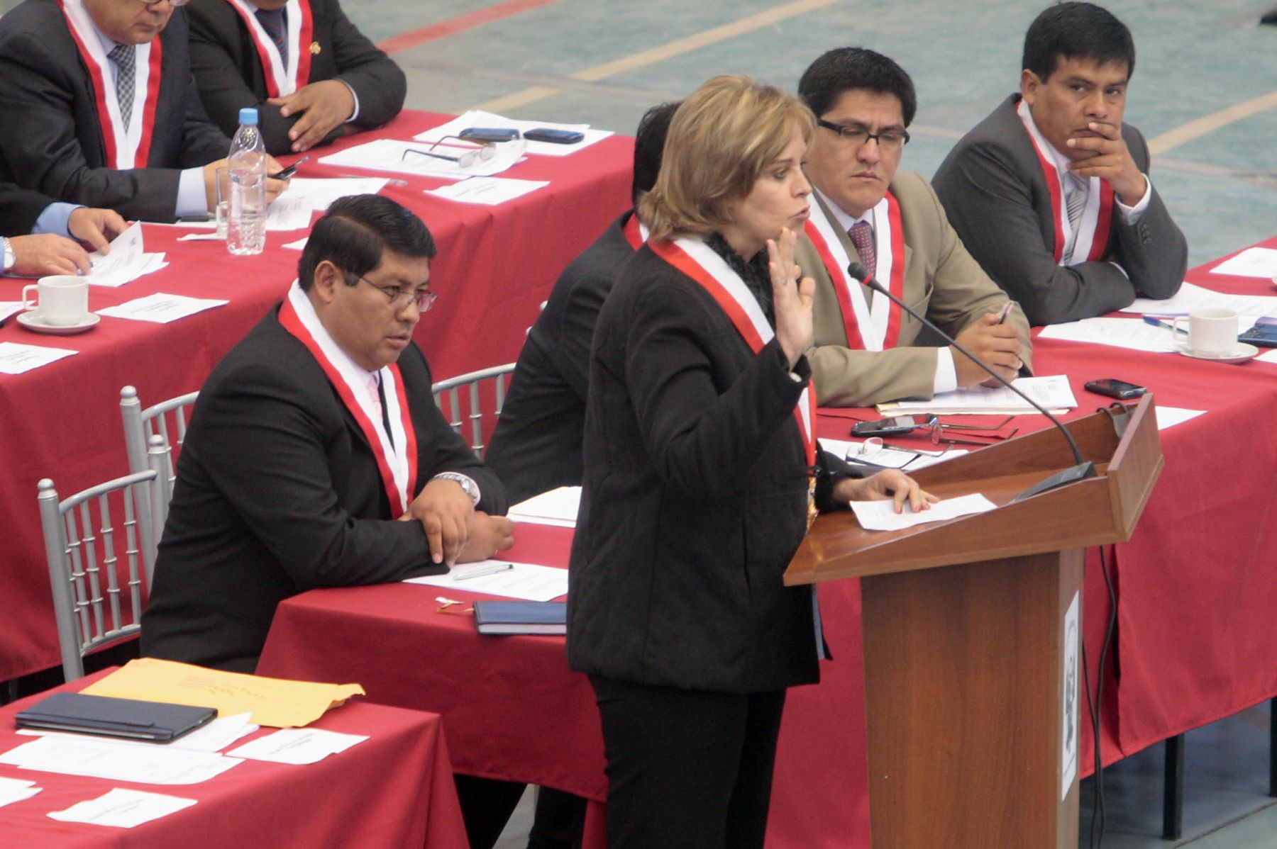La legisladora de la bancada Fuerza 2011, Luisa María Cuculiza durante su intervención en el debate parlamentario del Pleno Descentralizado en Ica. Foto: ANDINA/Jack Ramón