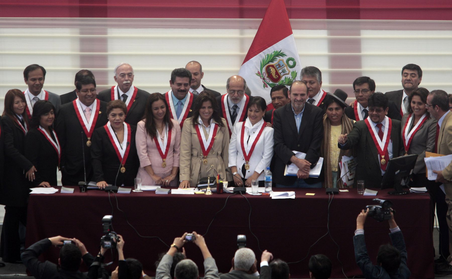 Los legisladores participantes en la sesión descentralizada del Pleno del Congreso, en Ica, posan en una foto del recuerdo en el coliseo cerrado José Oliva Razzeto, sede de la histórica asamblea. 
Foto: ANDINA/Jack Ramón.