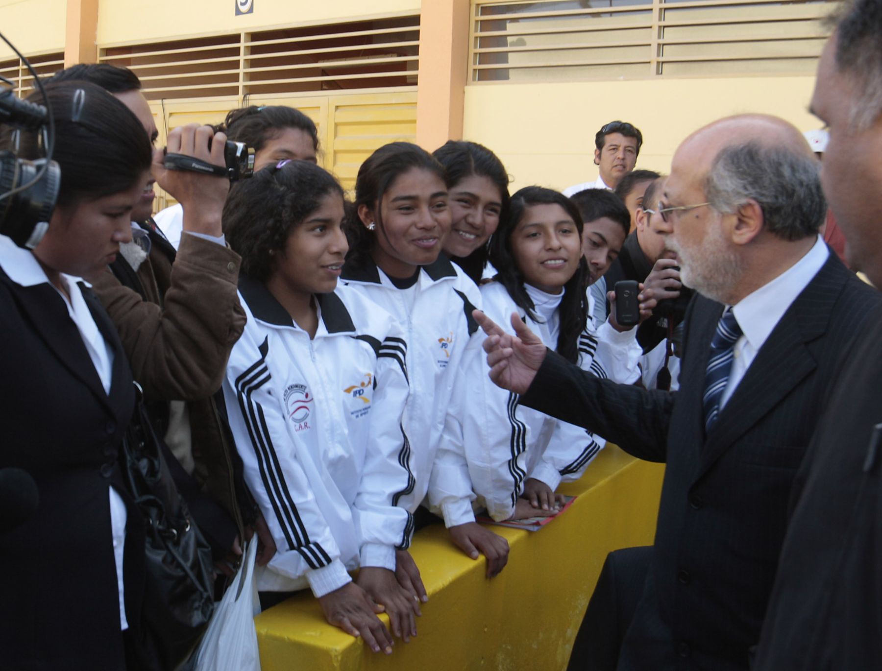 Presidente del Congreso, Daniel Abugattás, saluda a un grupo de jóvenes a su salida de la Sesión Plenaria en la ciudad de Ica.
Foto: ANDINA/Jack Ramón