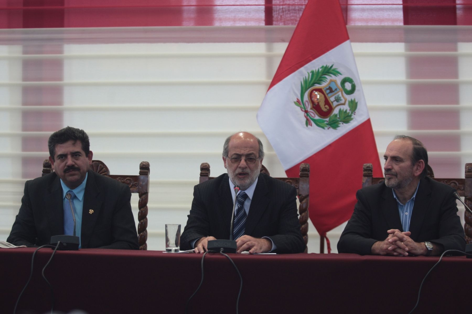 La Mesa Directiva del Congreso, encabezada por el presidente Daniel Abugattás Majluf, ofrece una conferencia de prensa después de finalizada la sesión descentralizada del Pleno Congresal en la ciudad de Ica.

Foto: ANDINA/Juan Carlos Guzmán Negrini.